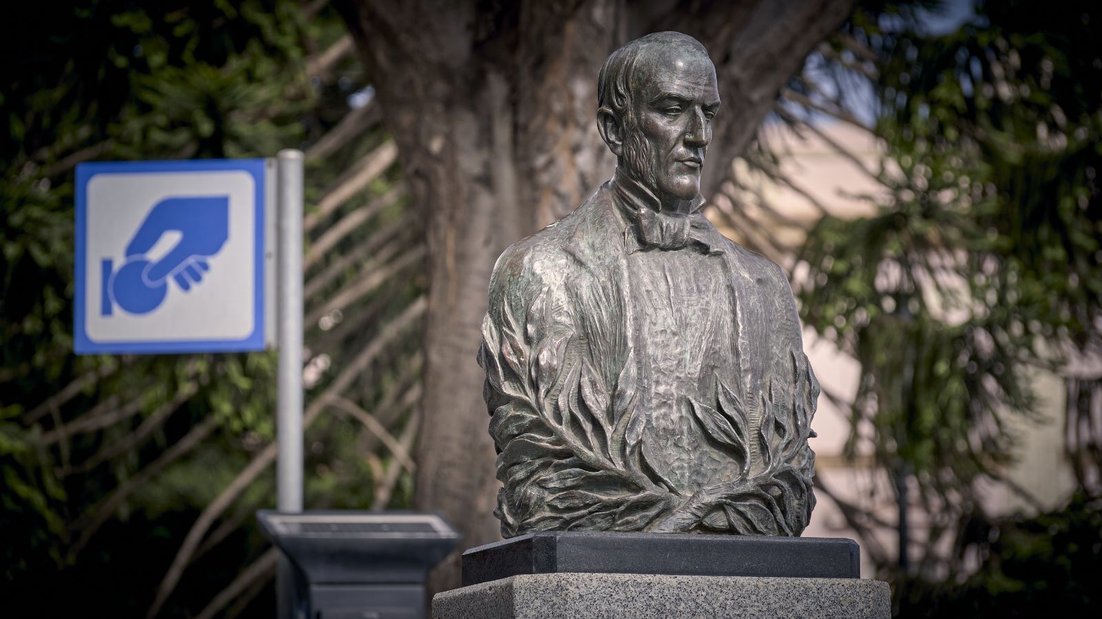 Busto dedicado a Diego Montañés en Canalejas.