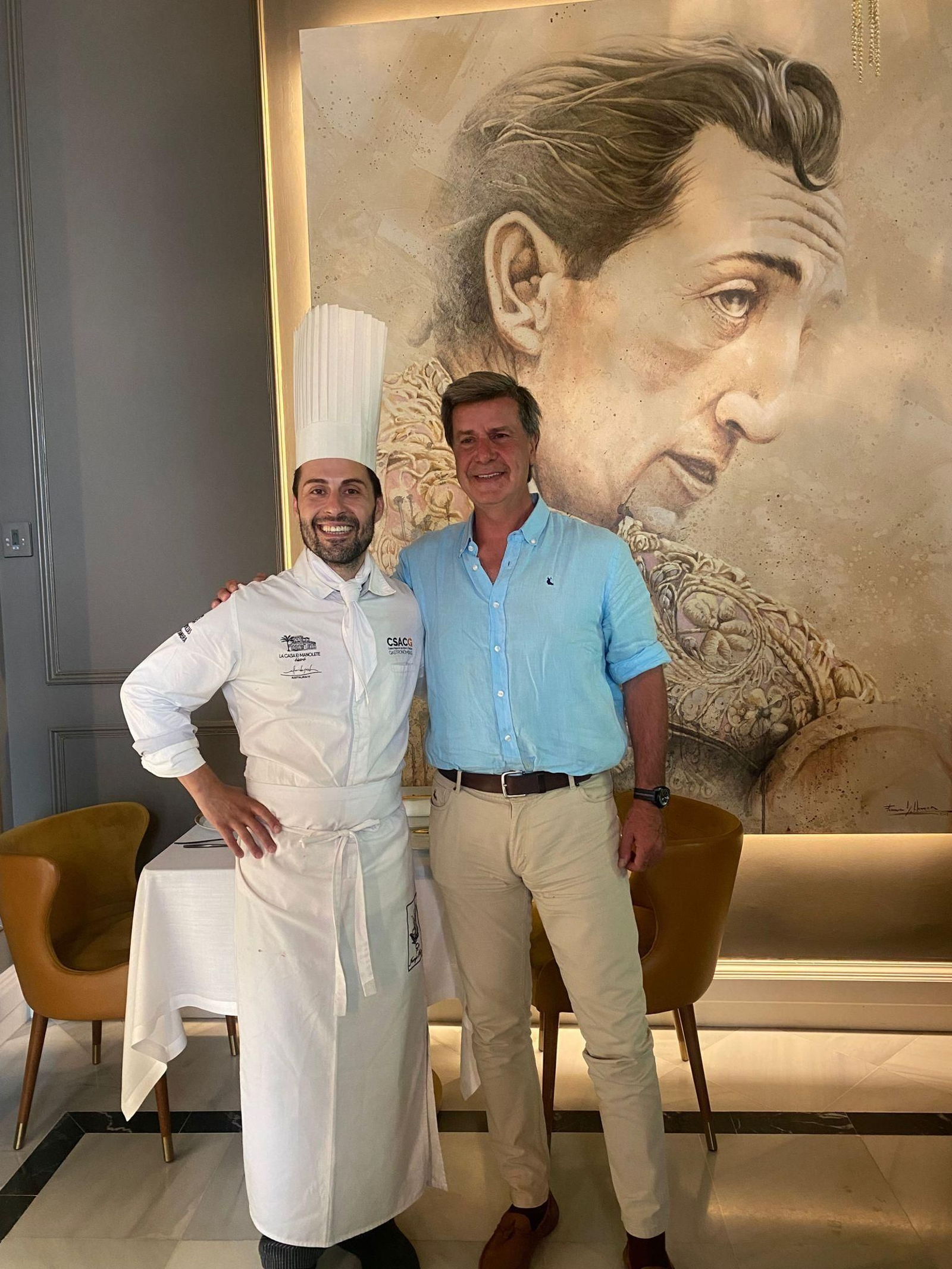 El chef Juanjo Ruiz junto a Cayetano Martínez de Irujo delante del retrato de Manolete
