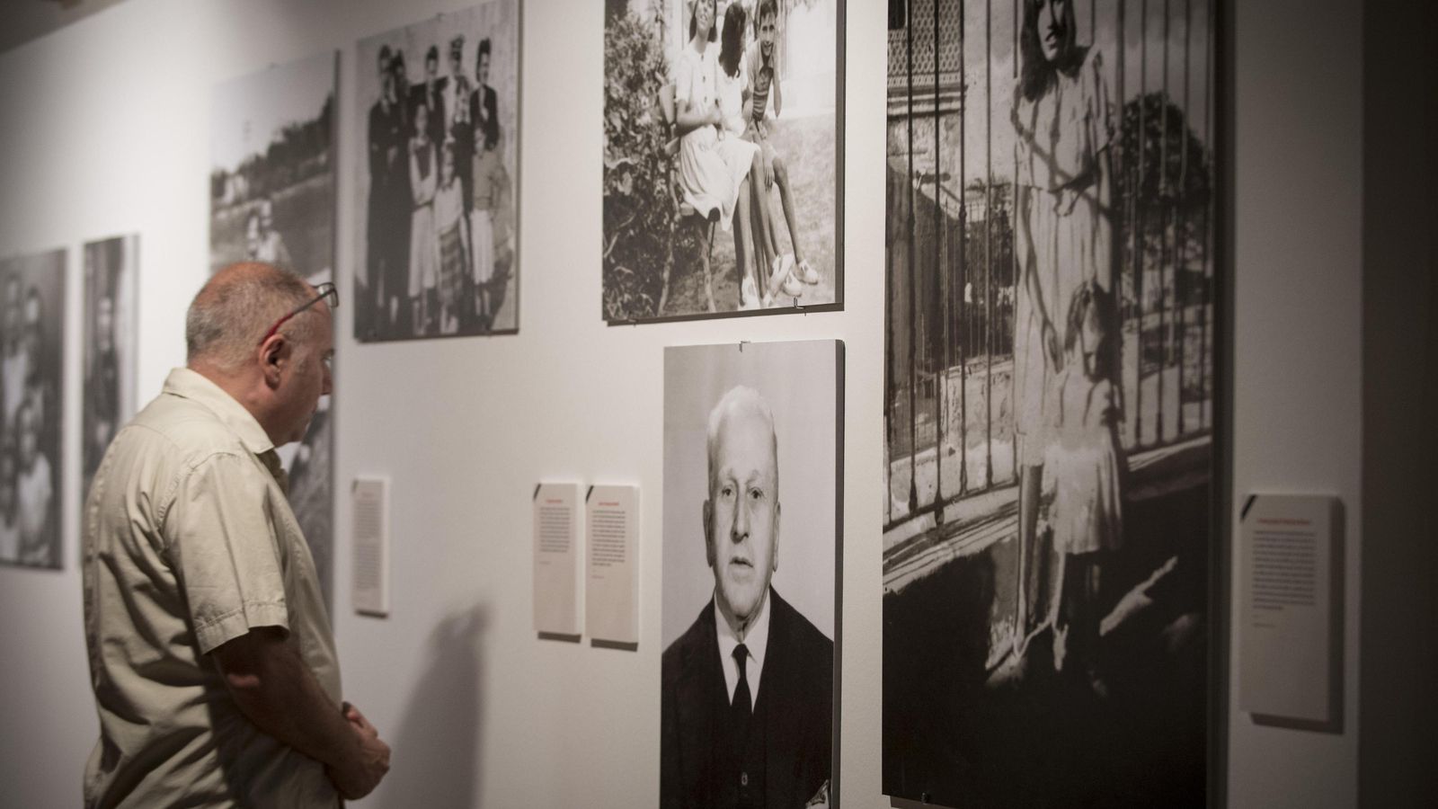 Un visitante se documenta sobre las víctimas en el Castillo de Santa Catalina.