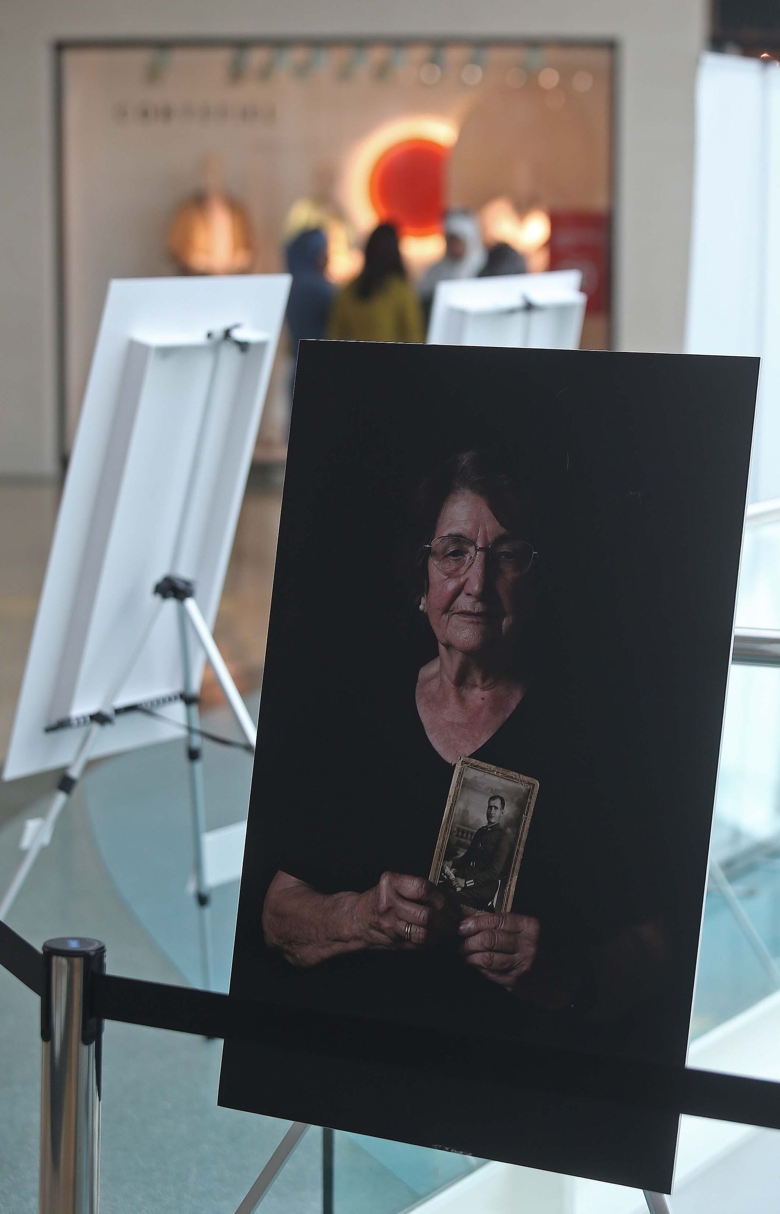 Fotos de la exposición 'Idas y venidas' en el centro comercial Puerta Europa  en Algeciras