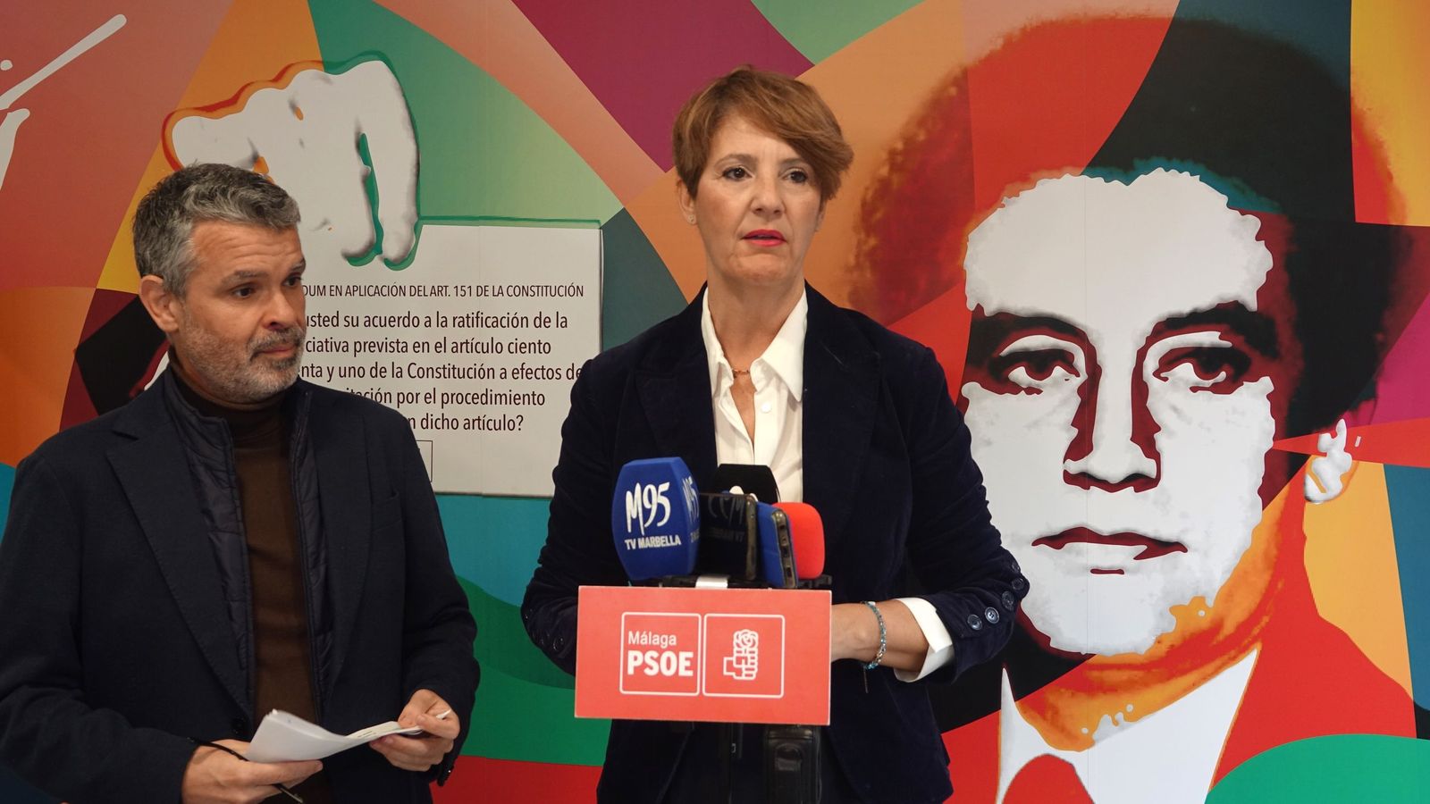 El secretario de Organización del PSOE de Málaga, Pepe Bernal, y la secretaria general del partido en Estepona, Emma Molina.