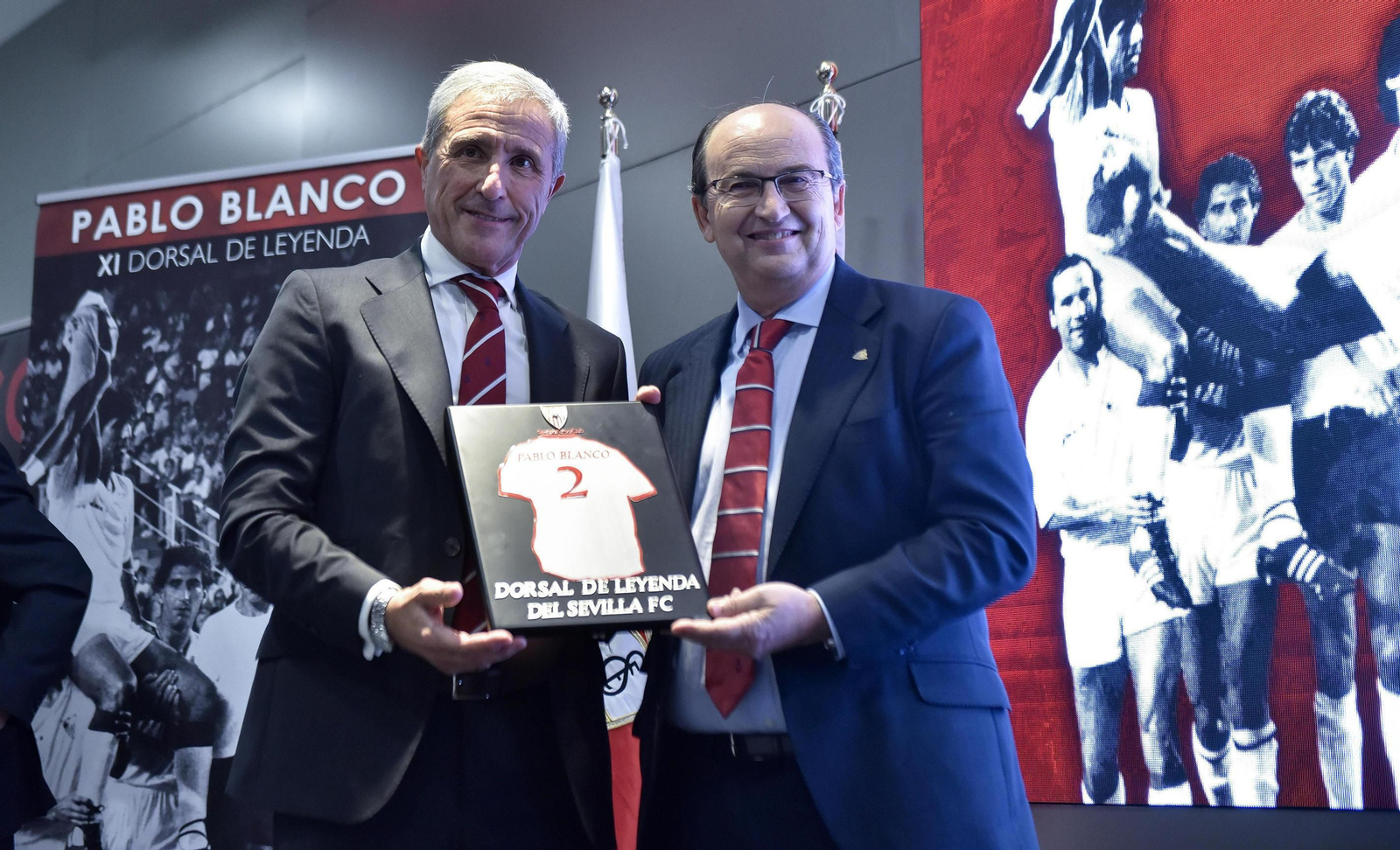Pablo Blanco recibe el XI Dorsal de Leyenda de José Castro.