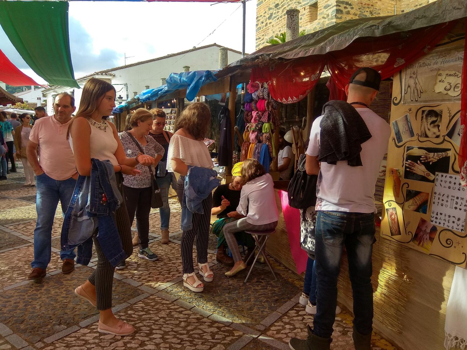 Una propuesta en cada rincón. Talleres, el zoco, bailes en plena calle, animaciones y espectáculos para todos los públicos conforman la programación de las jornadas, referente y punto de encuentro cada año en el otoño serrano onubense.