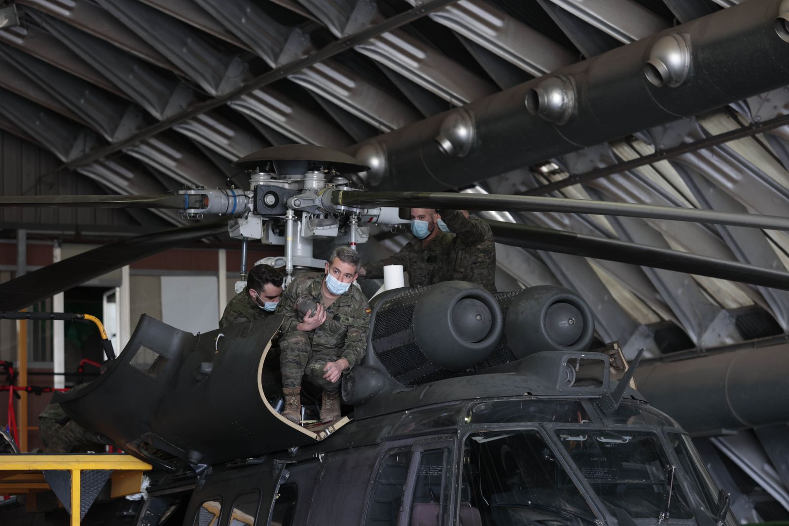 La visita de Margarita Robles a la Base del Copero en imágenes