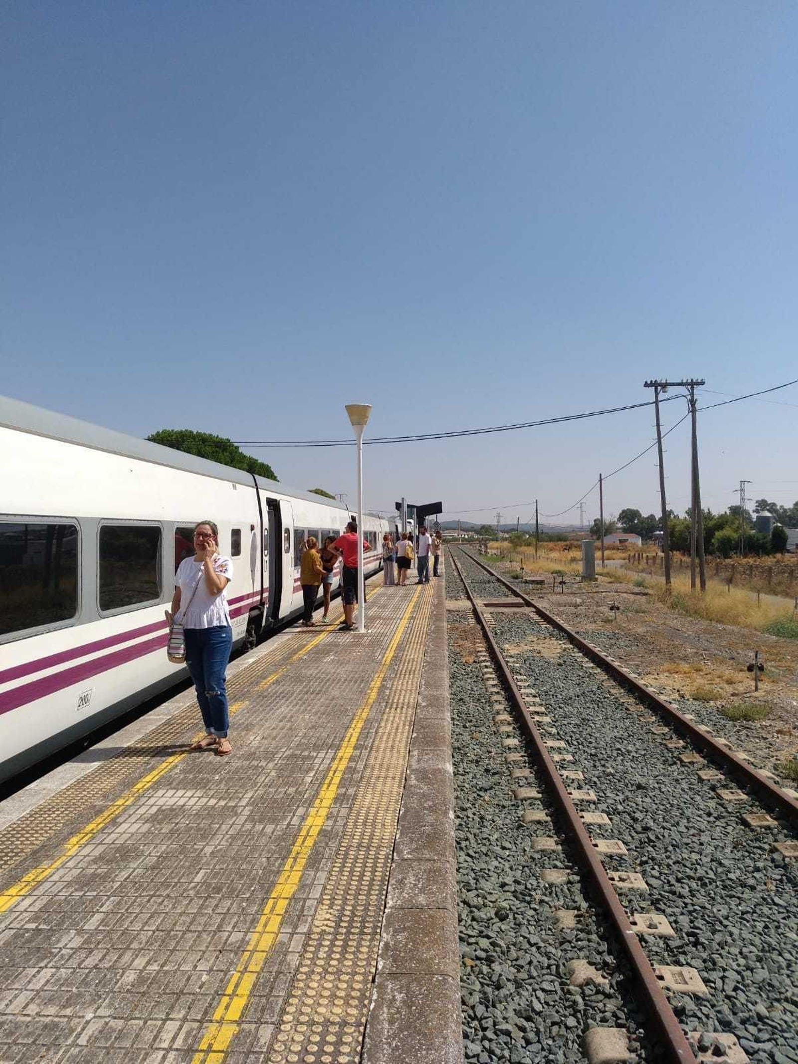Pasajeros en el andén de Almagen (Málaga) del tren Algeciras-Madrid, que sufrió un retraso de casi cuatro horas el pasado 29 de agosto.