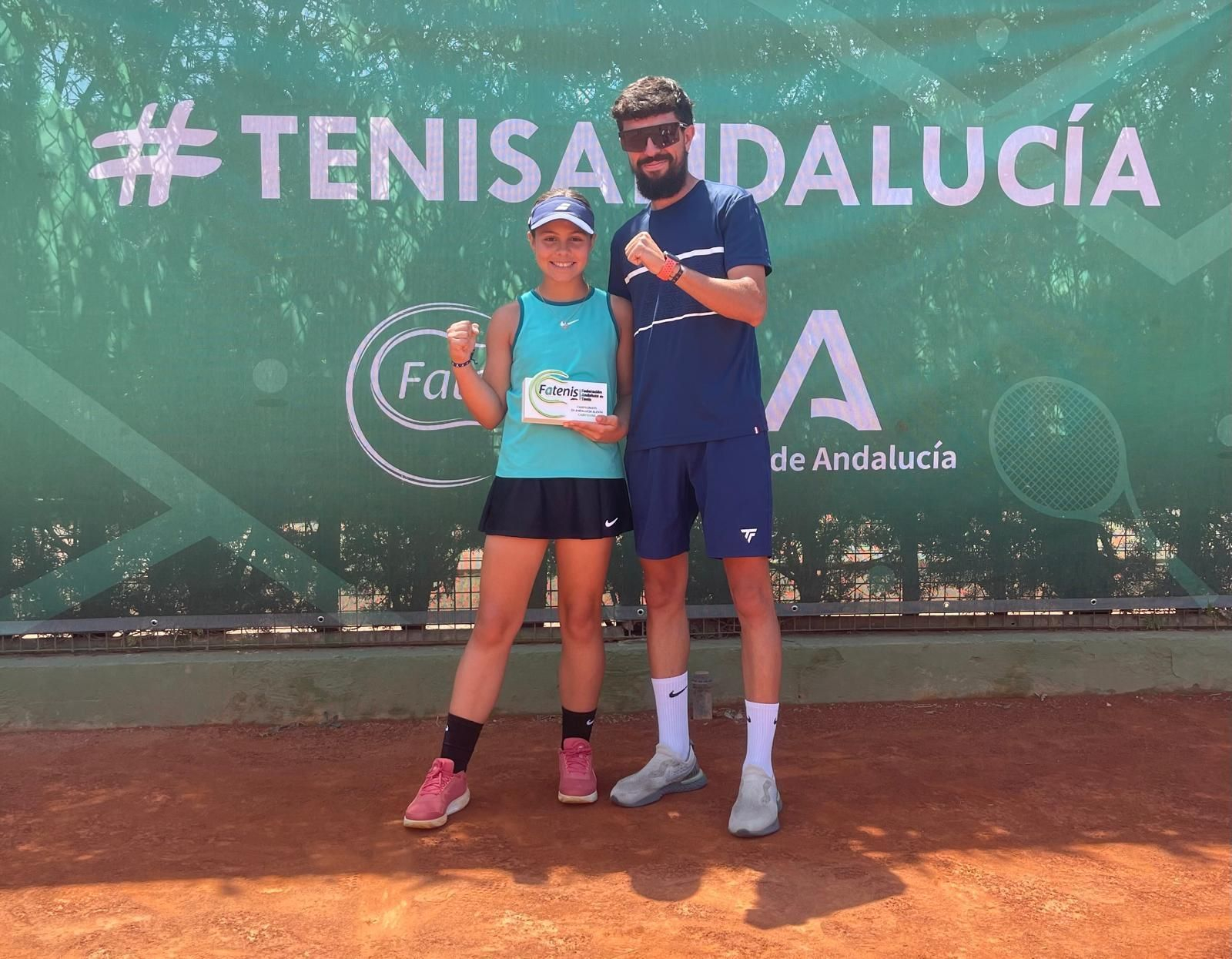 Martina Simón posa junto a su entrenador con el título de campeona de Andalucía.
