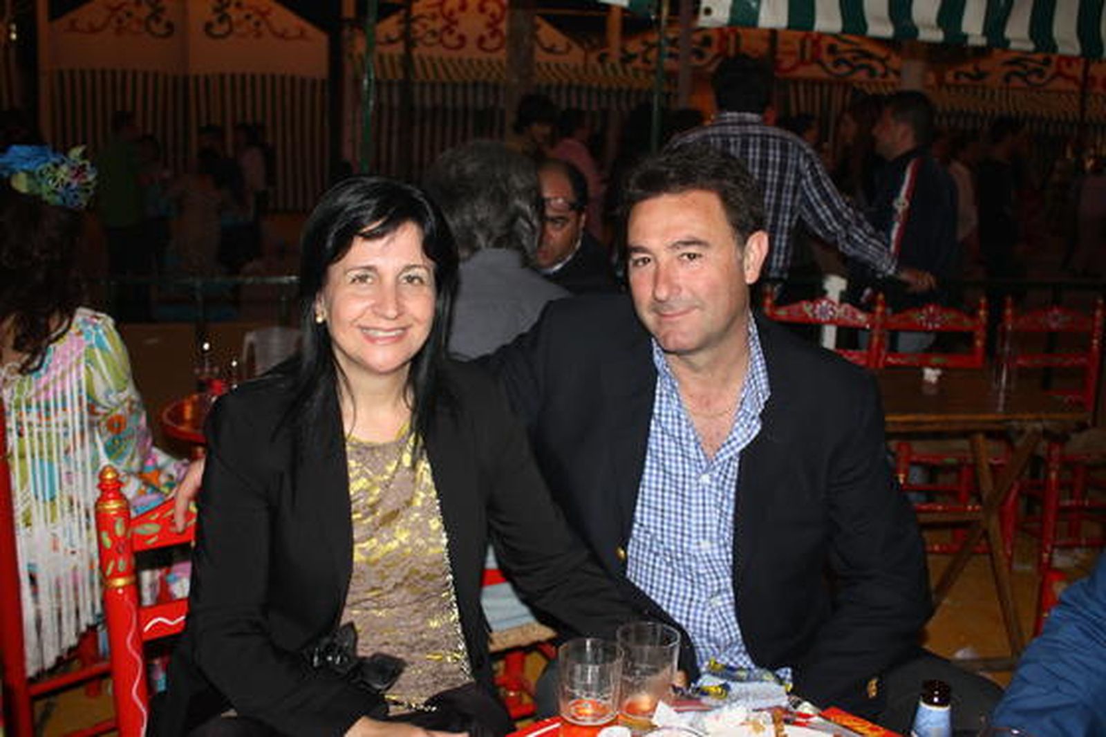 Antonio Soto Tundidor con su esposa Inma Carretero en una de las casetas del recinto ferial.

Foto: Fito Carreto