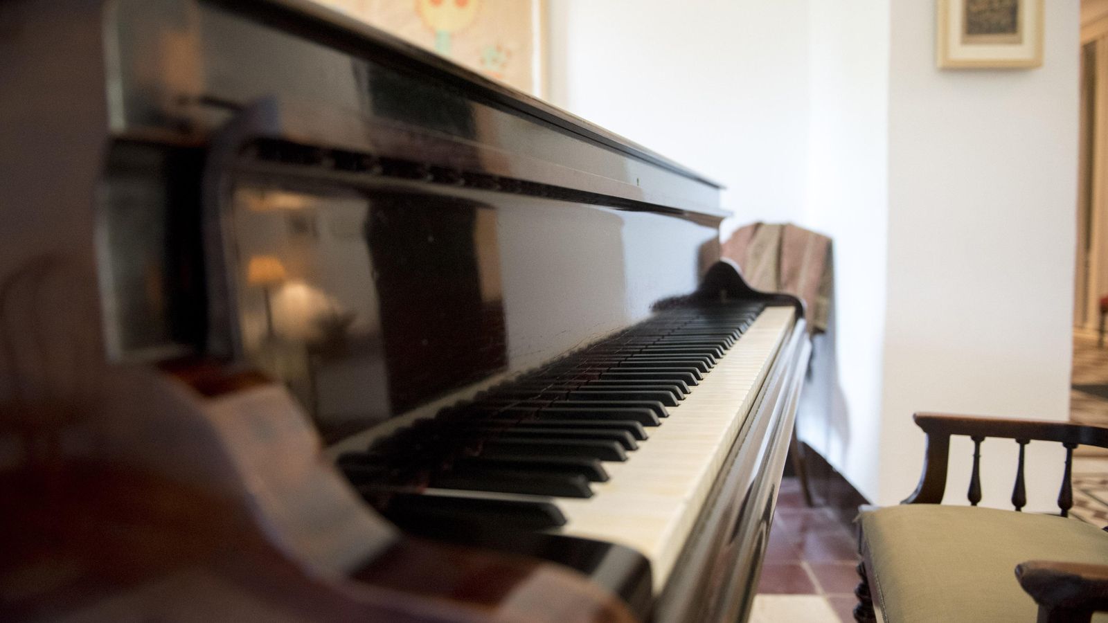 Primer plano del piano de Lorca.