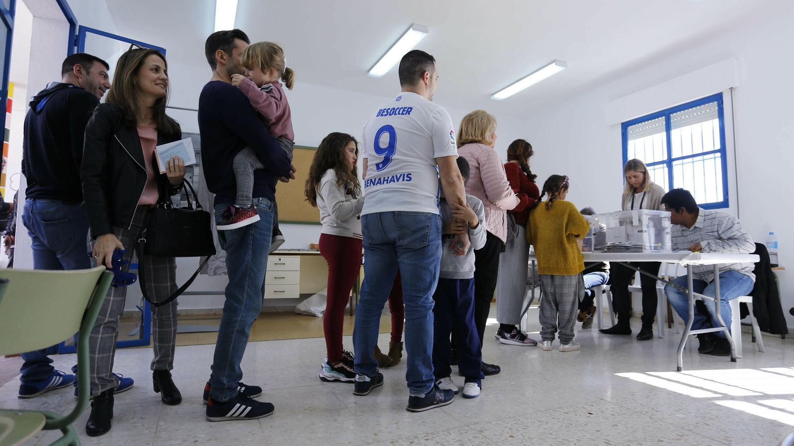 Varias personas hacen cola para votar este domingo en Málaga.