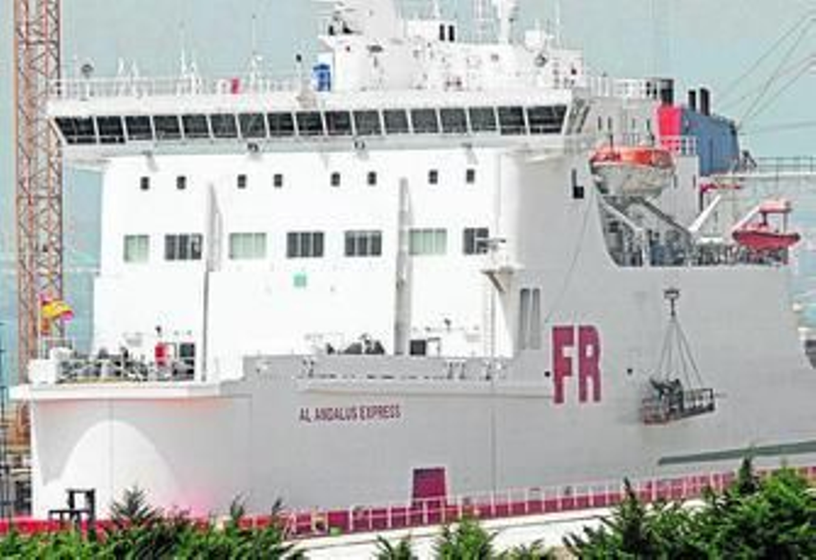 Personal del astillero de Campamento trabaja en la rotulación del buque, ayer por la mañana.