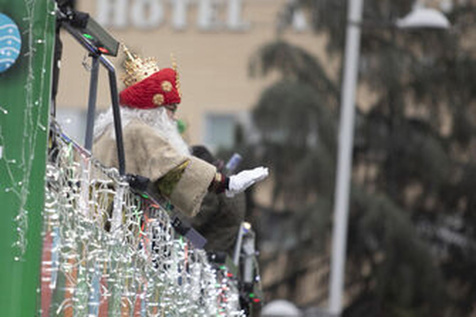 Fotos: así ha sido el recorrido en autobús de los Reyes Magos por Granada