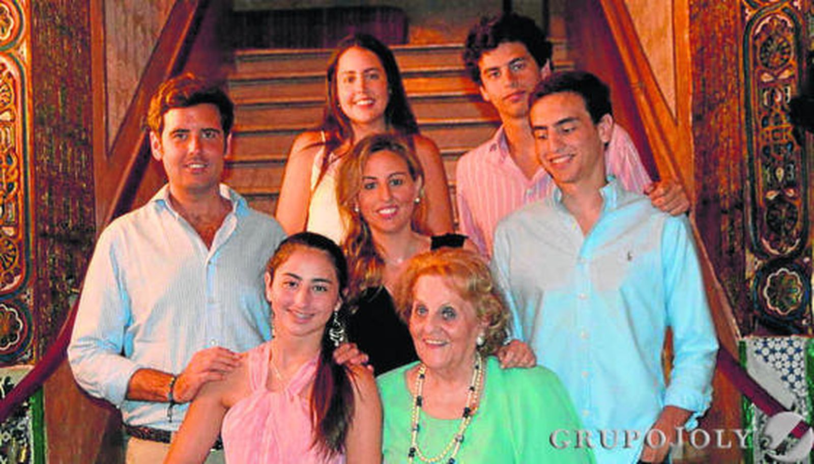La anfitriona con sus nietos Fernando Sicre, Irene Galindo, Macarena Morell, Nono, Guille, Teresa y Chusa Marín.

Foto: Ignacio Casas de Ciria