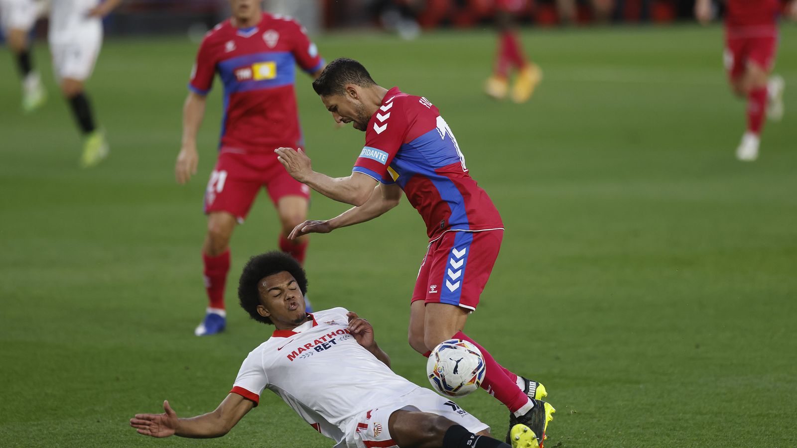Koundé se arroja a los pies de Fidel para robarle el balón.