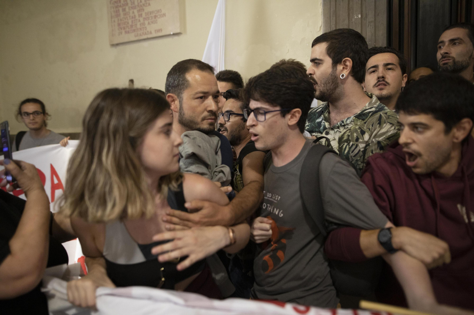 Altercados en la conferencia de Macarena Olona en Granada