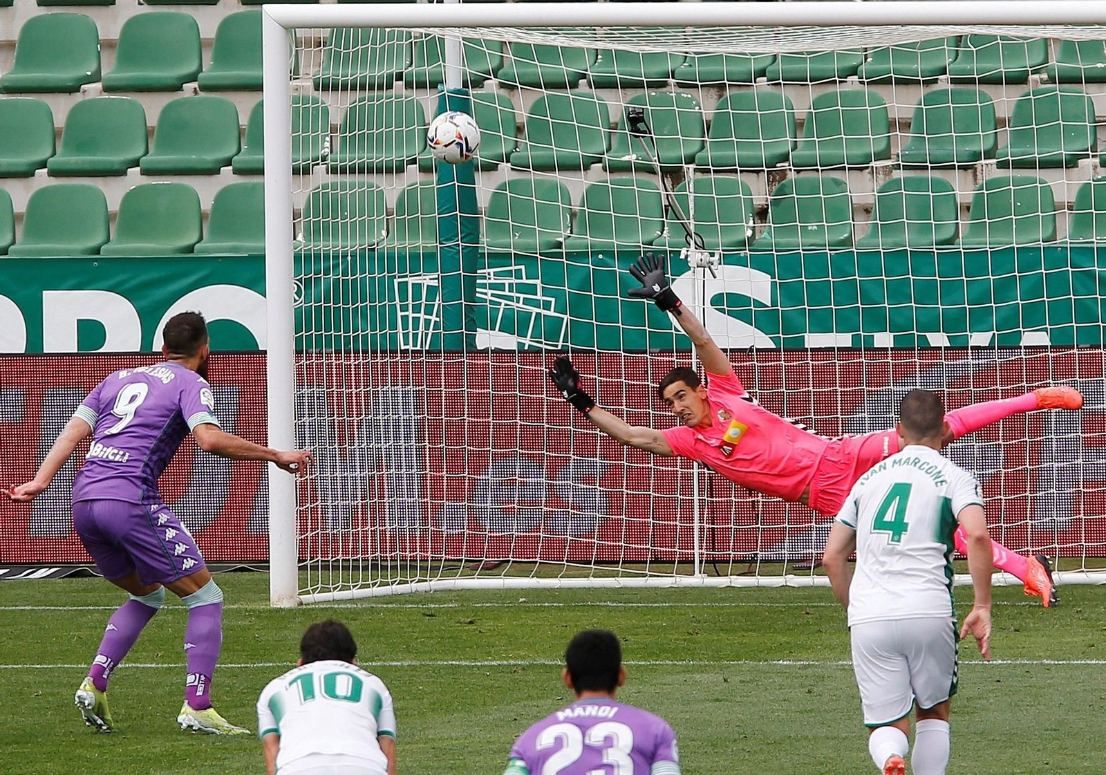 Borja Iglesias anota de penalti.