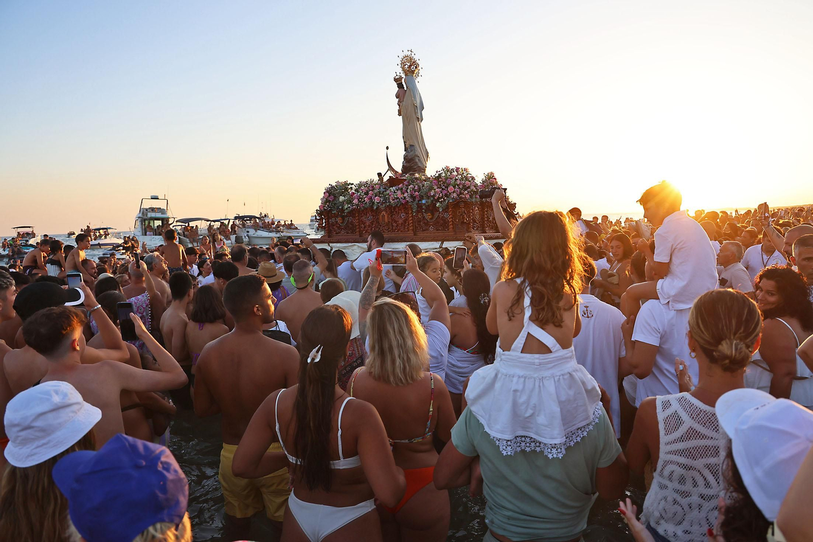 Imágenes de la Virgen del Carmen procesionando en Punta Umbría