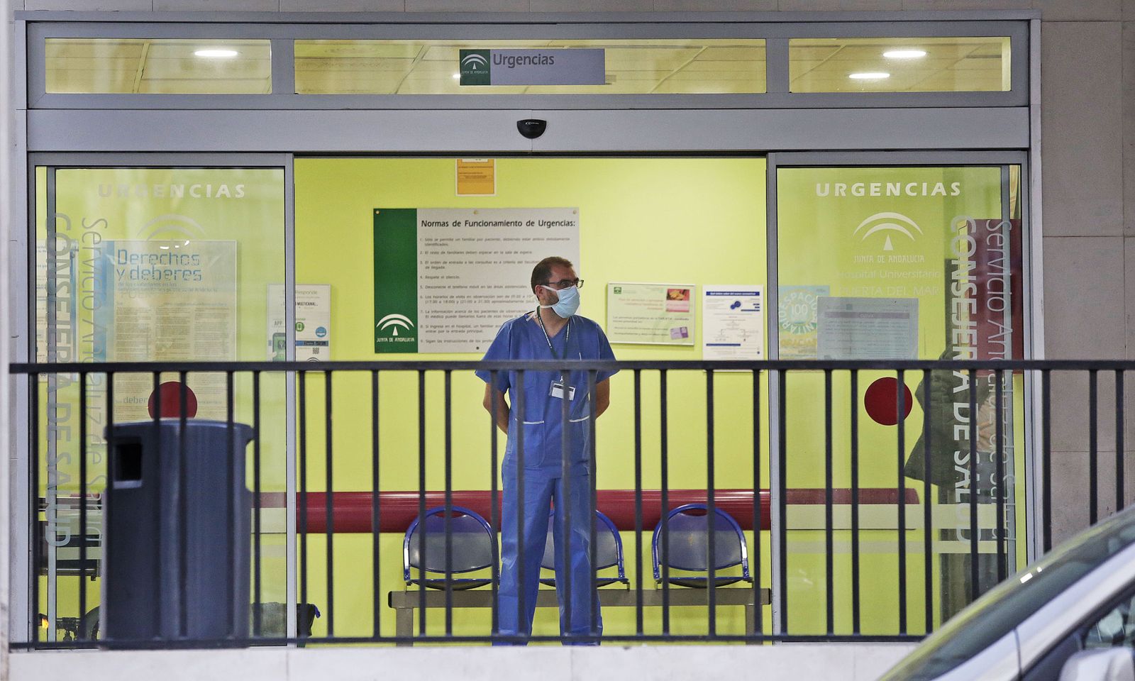 Un profesional en la entrada de Urgencias del Hospital Puerta del Mar.