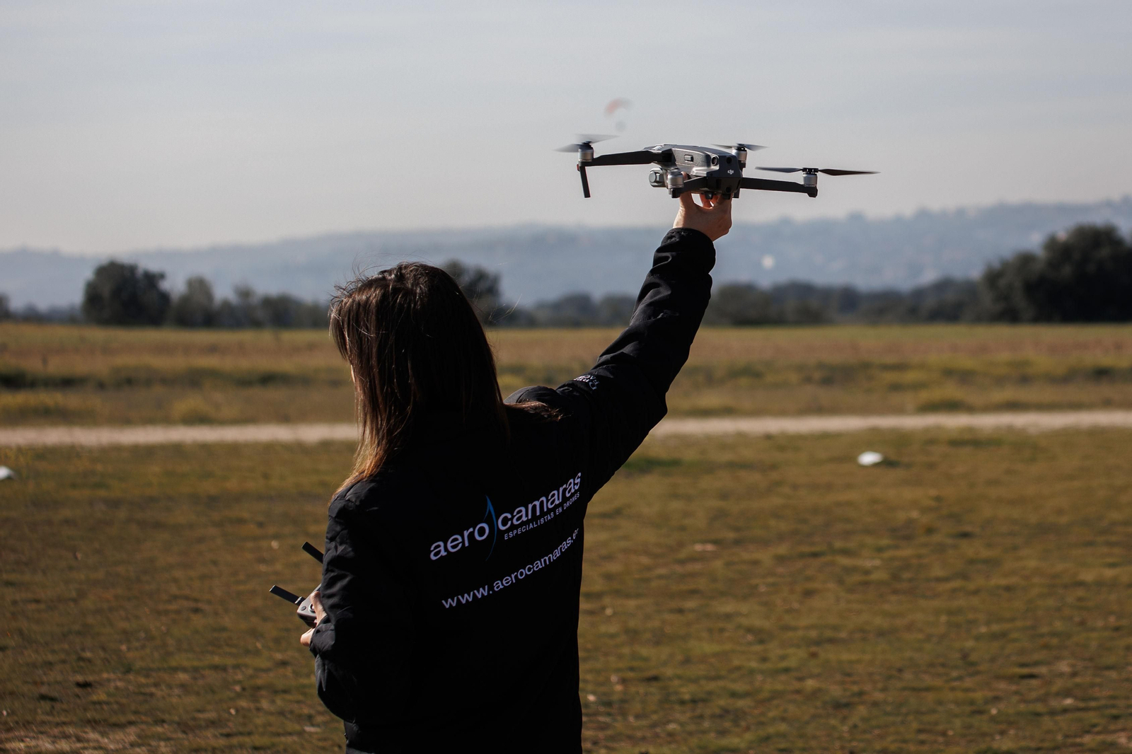 Imagen de archivo de una instructora con un dron.