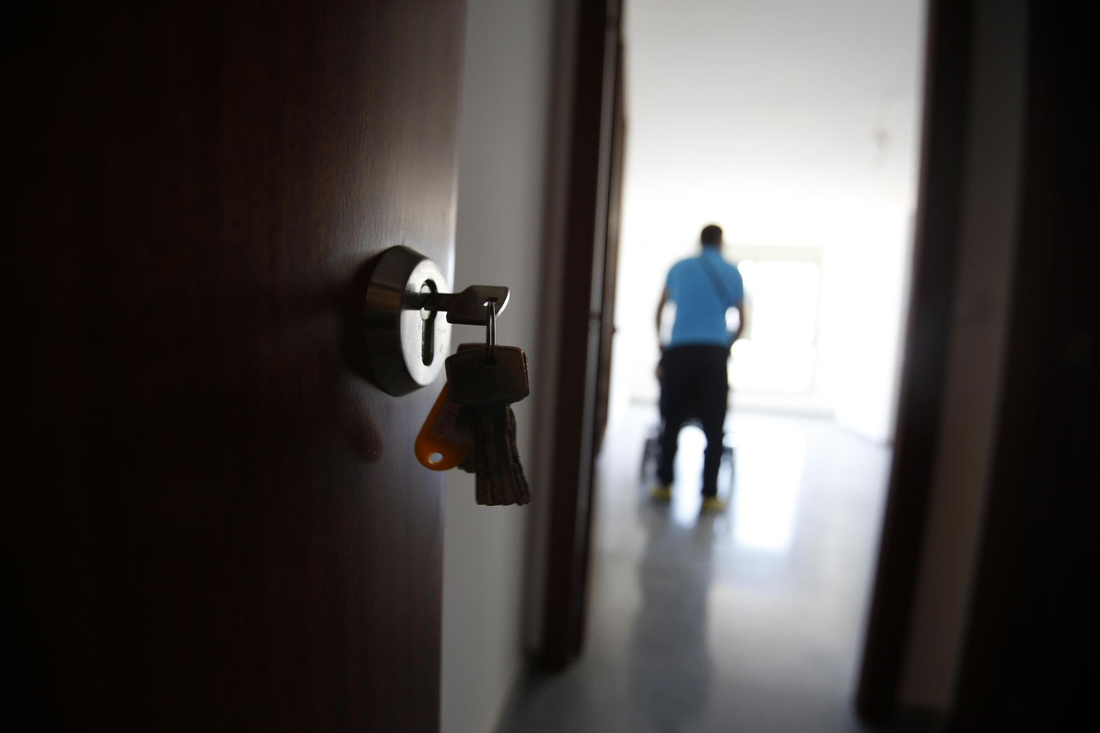 Vecinos entrando, primera vez, en una de las viviendas sociales.