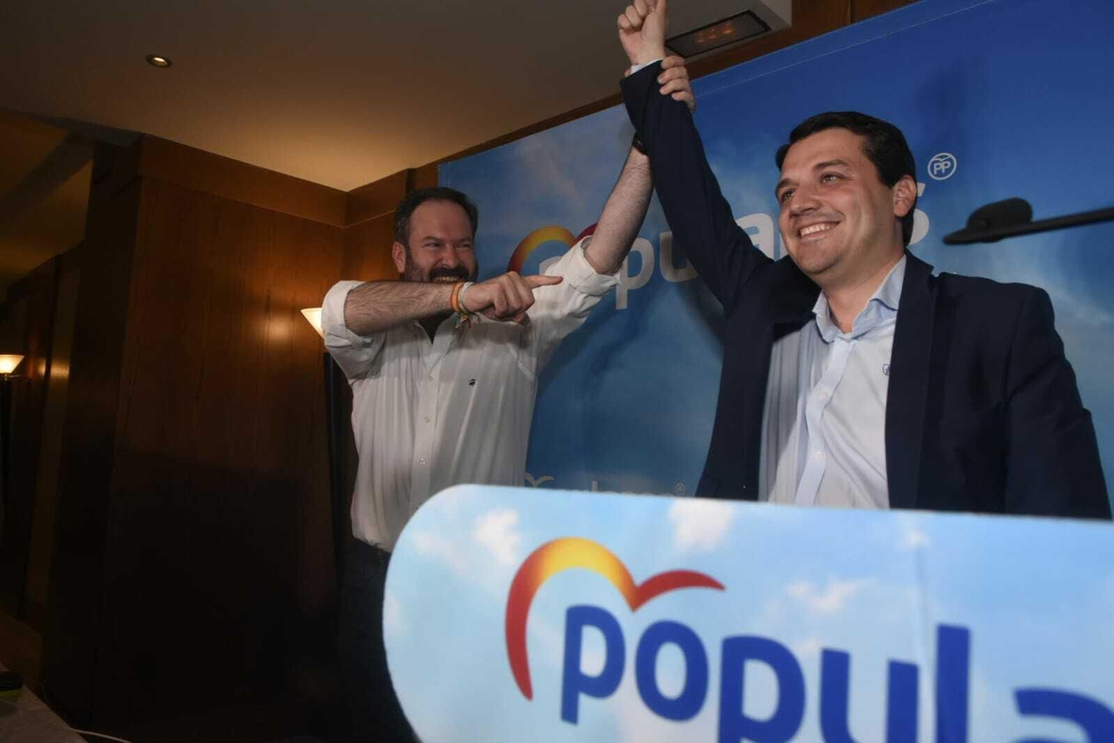 Adolfo Molina señala a José María Bellido tras el recuento electoral.