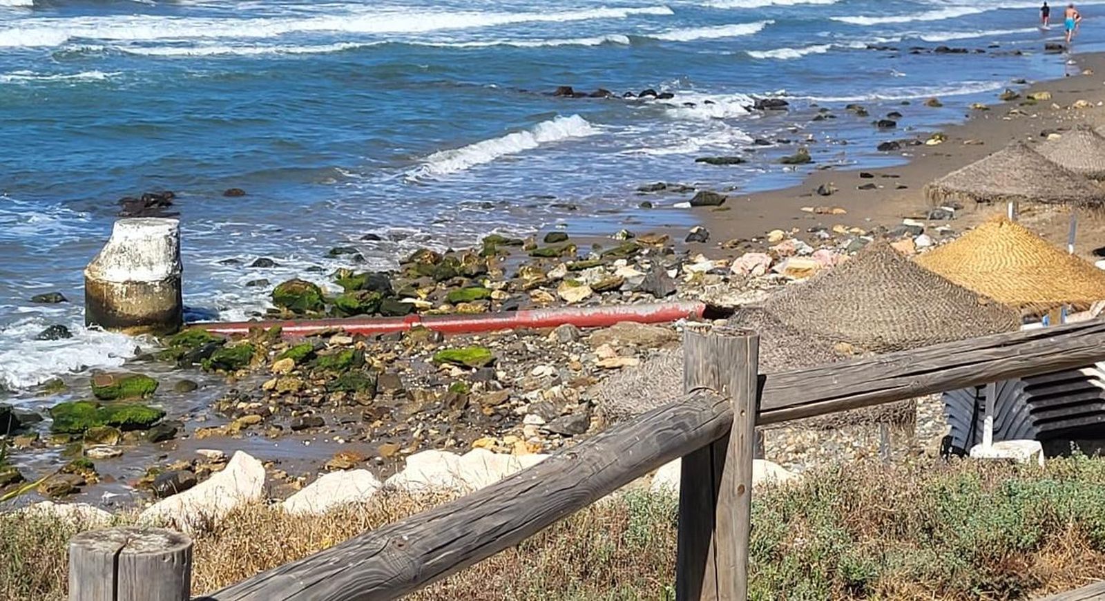 Una tubería al descubierto en la zona de Elviria.