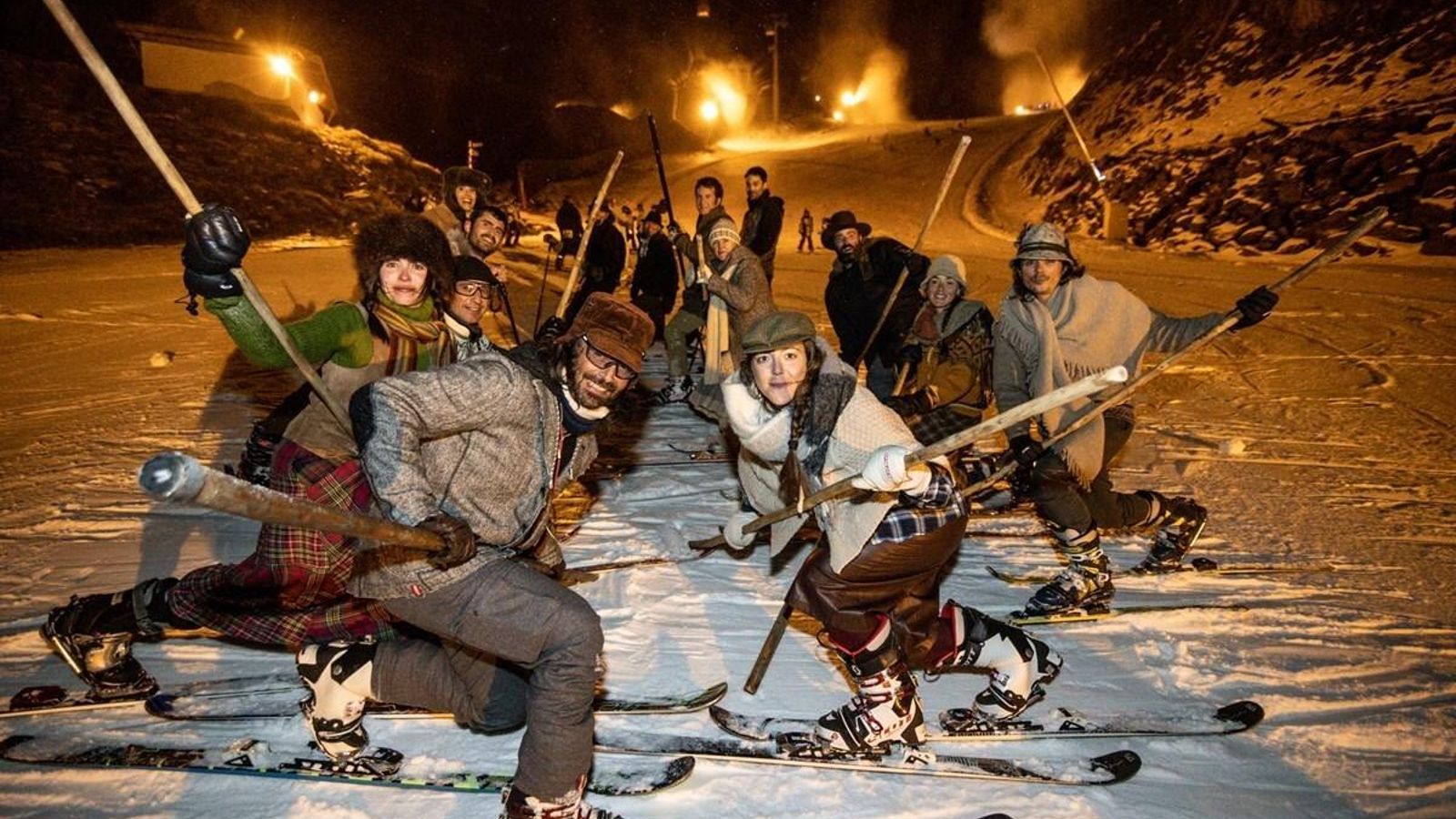 Esquiadores de la peña Rikitaum, que acompañaron en el descenso a los Reyes Magos