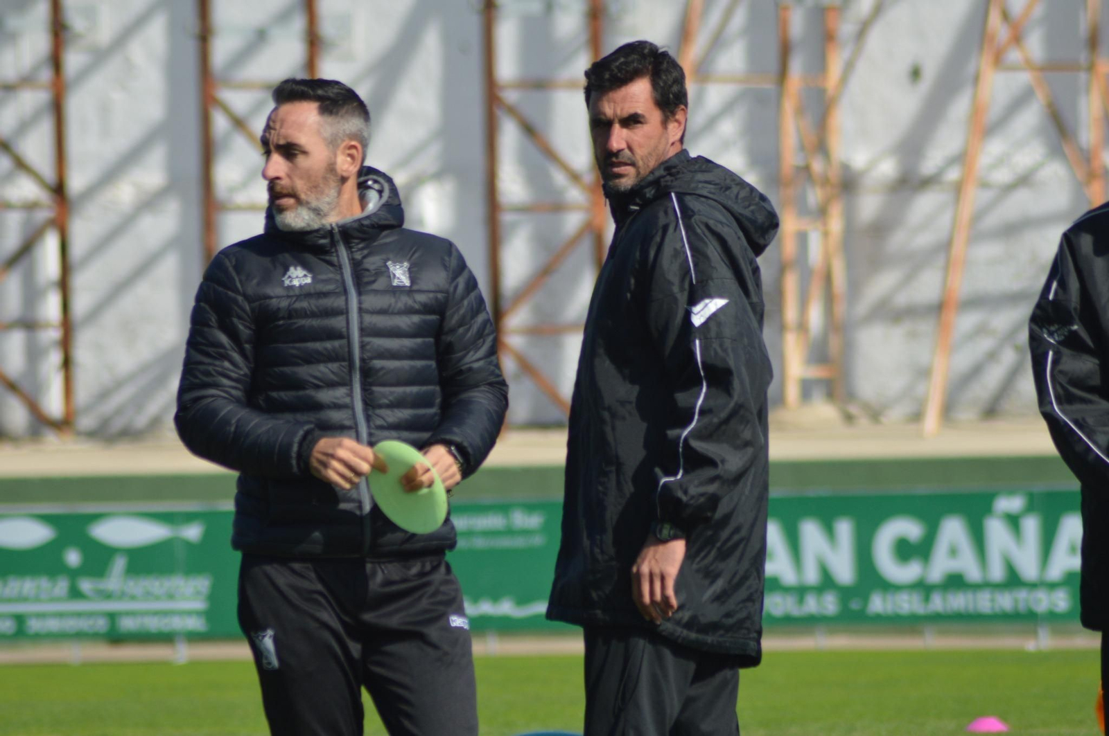 Abel Gómez y Alonso, entrenador de los porteros, durante un entrenamiento.