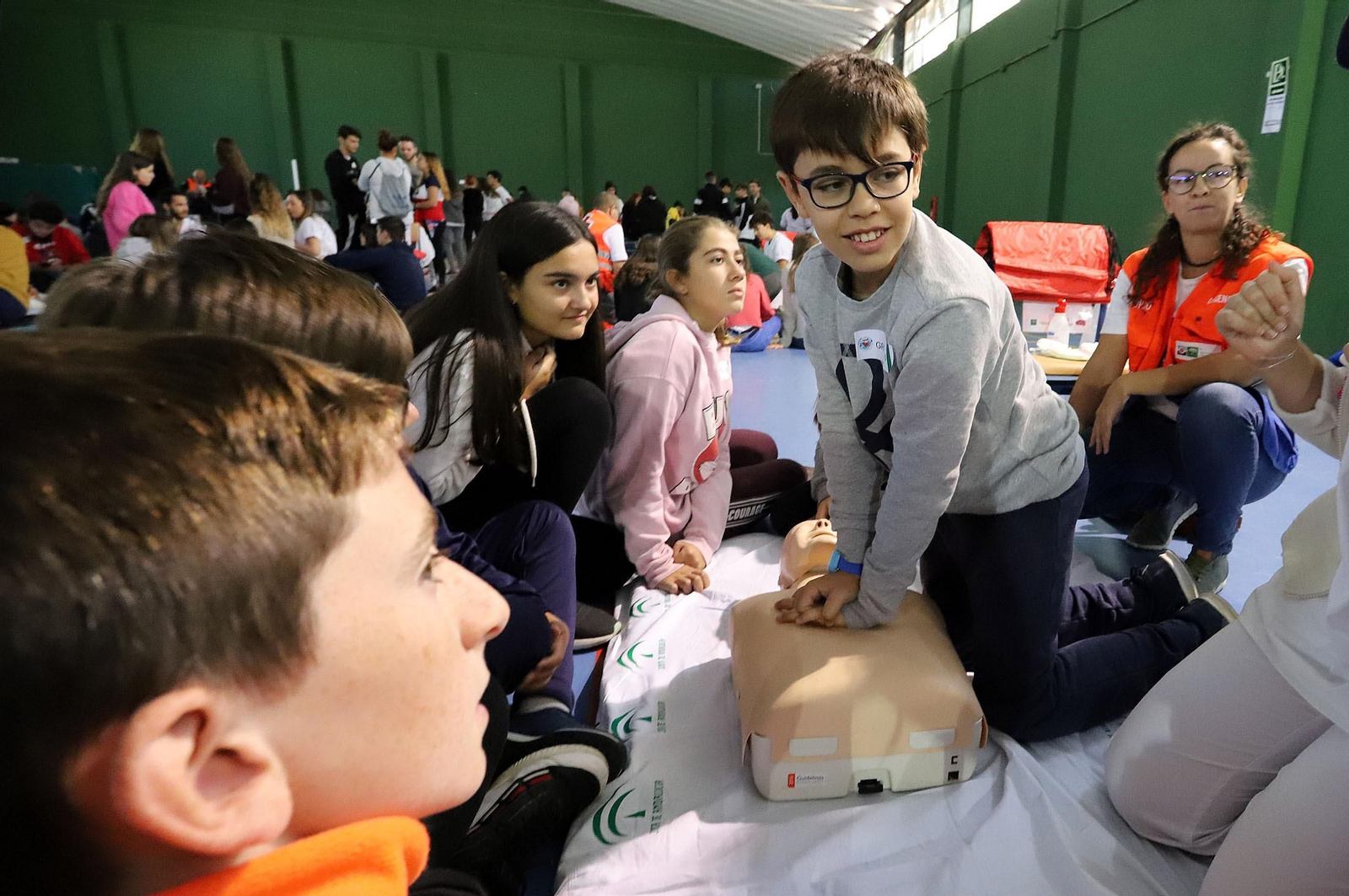 Imágenes de las jornadas de reanimación pulmonar en el IES Alto Conquero