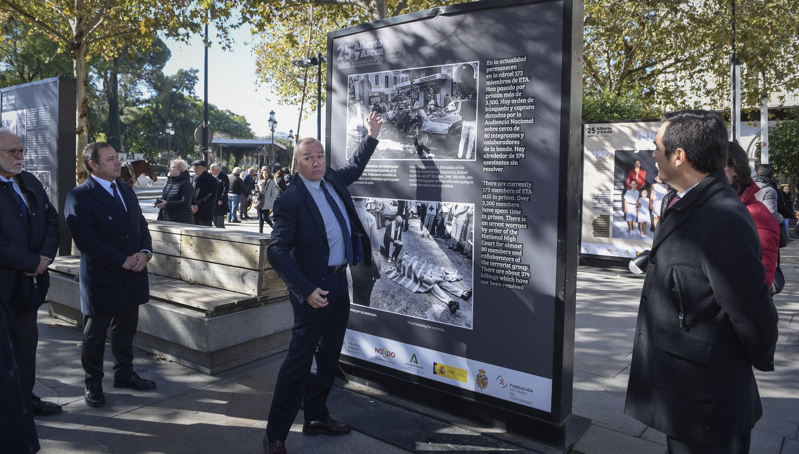 Imágenes de la exposición de mupis en la Puerta de Jerez sobre Alberto y Ascensión