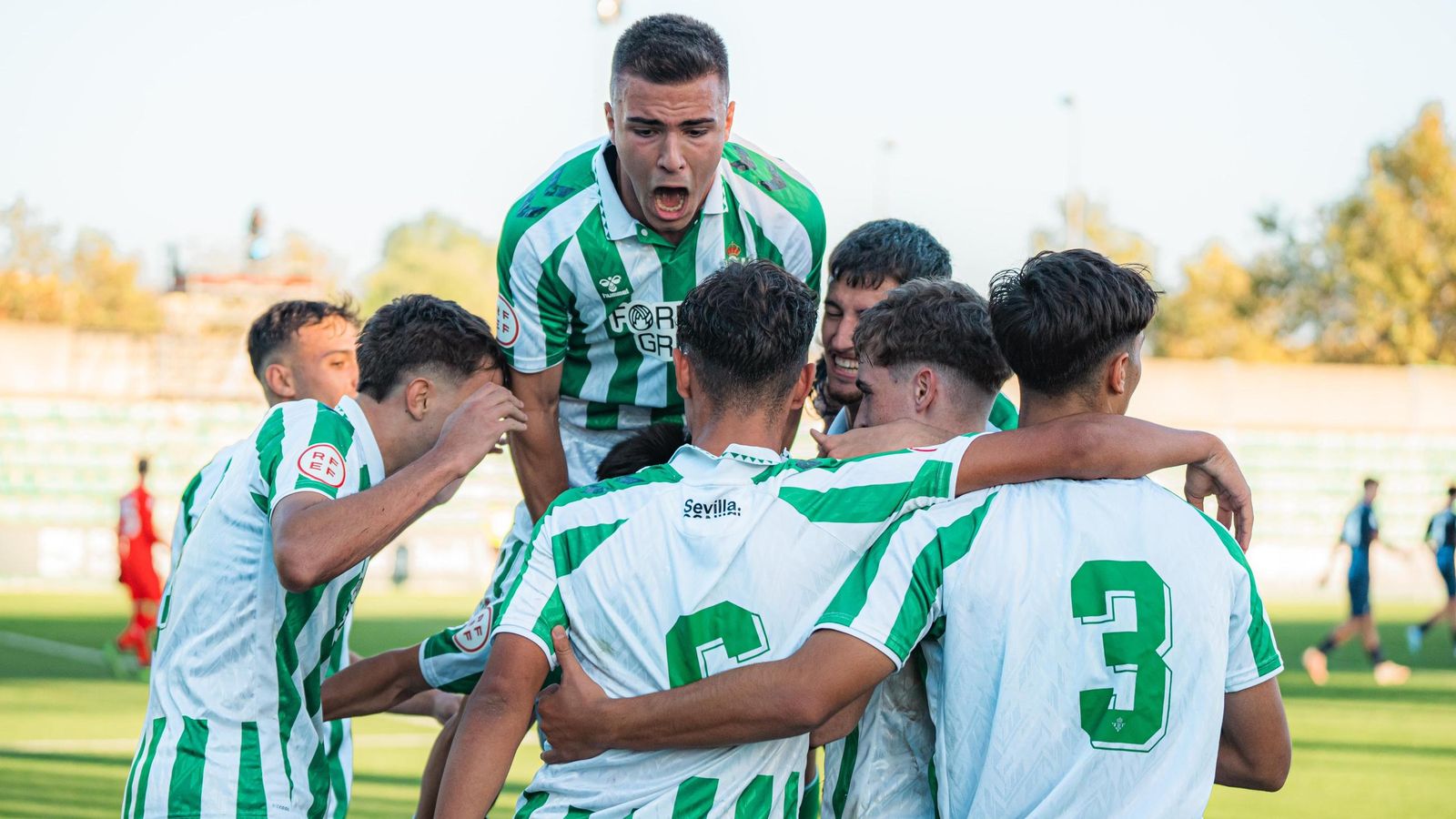 Pablo García celebra uno de los goles del equipo en la UEFA Youth League