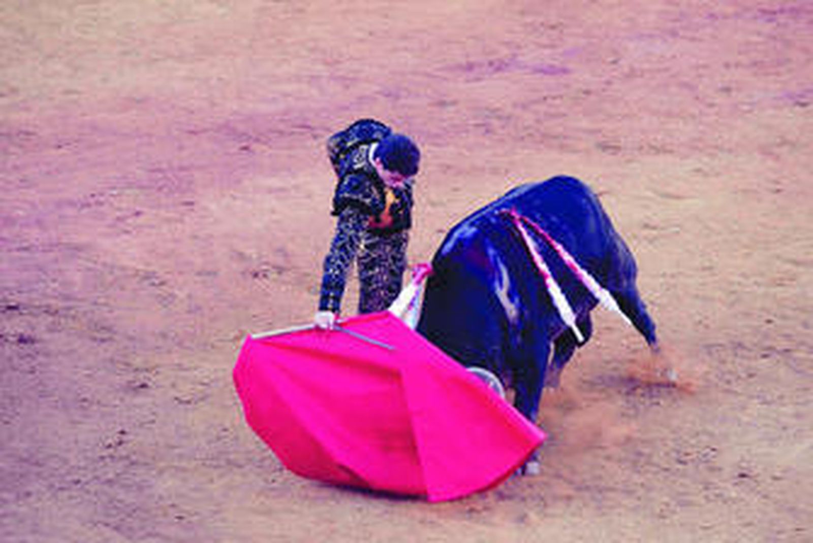 El sevillano Daniel Luque toreando con la mano derecha a su primer toro de la tarde.