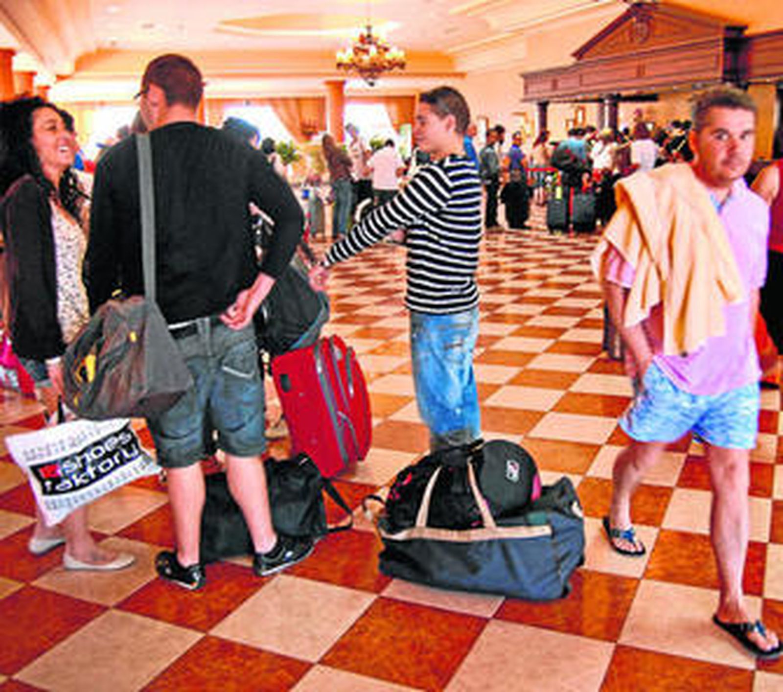 Turistas en la recepción de uno de los hoteles de Chiclana, en una jornada de la Semana Santa.