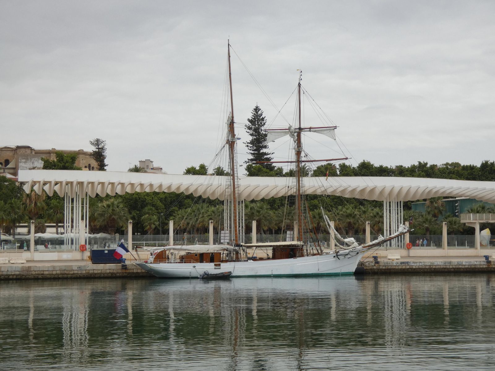 Goleta de la marina de guerra francesa ‘Etoile’ atracada junto al Palmeral de las Sorpresas.