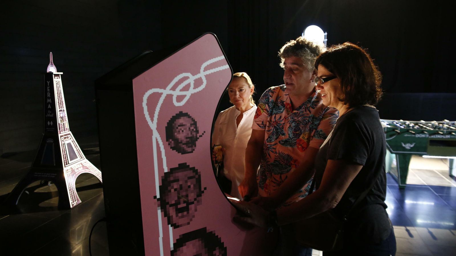 El autor de la instalación prueba el 'Cadaqués Invaders'.