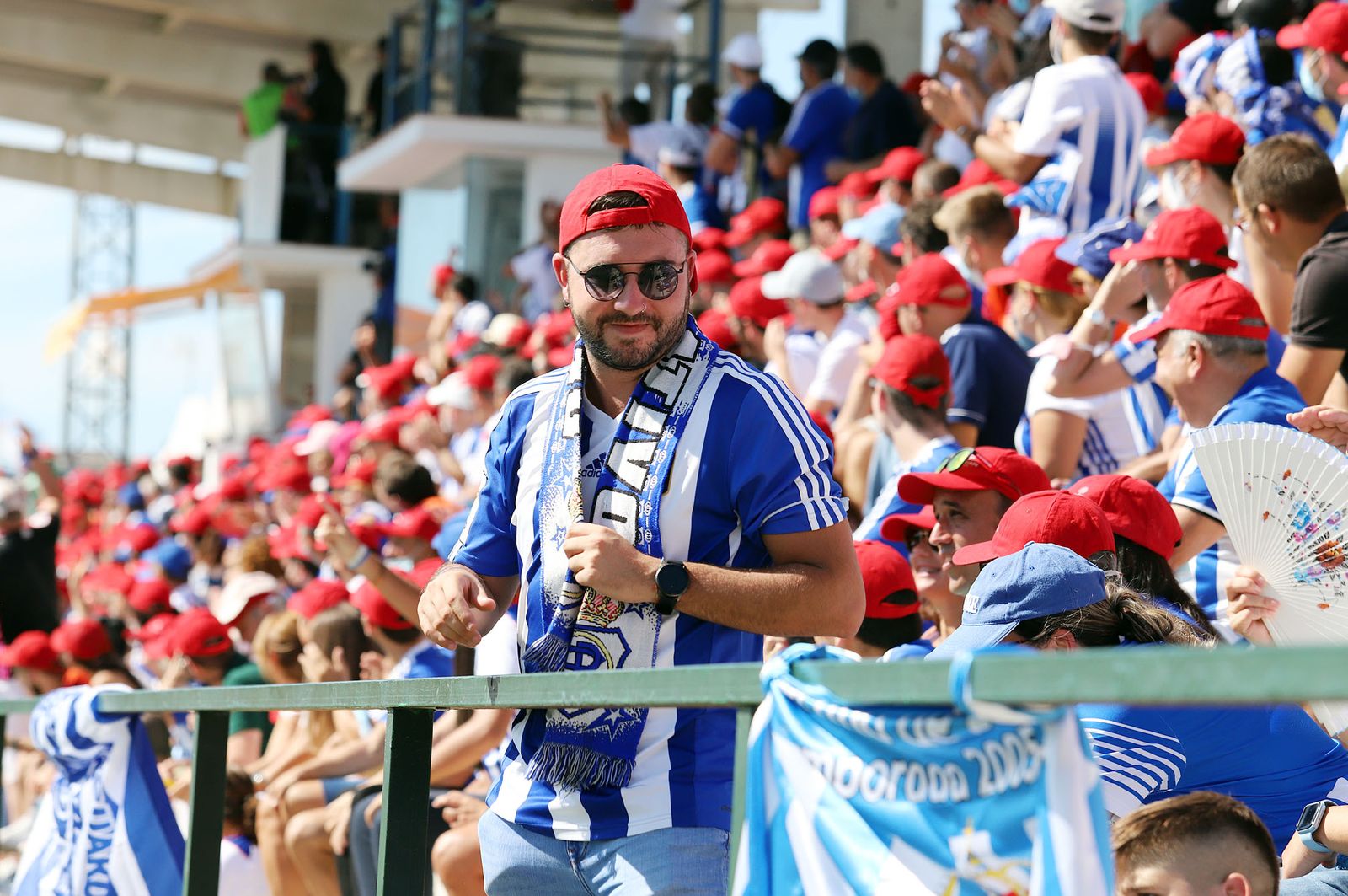 Imágenes de la afición más fiel del Recre en su visita al campo del Antoniano
