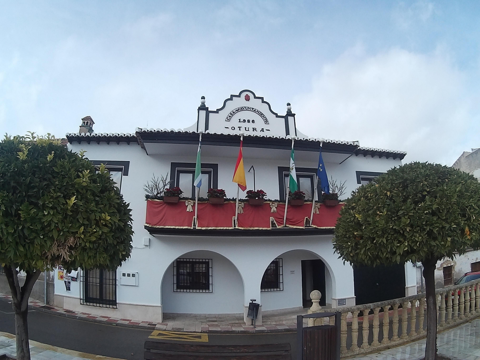 Fachada del Ayuntamiento de Otura.