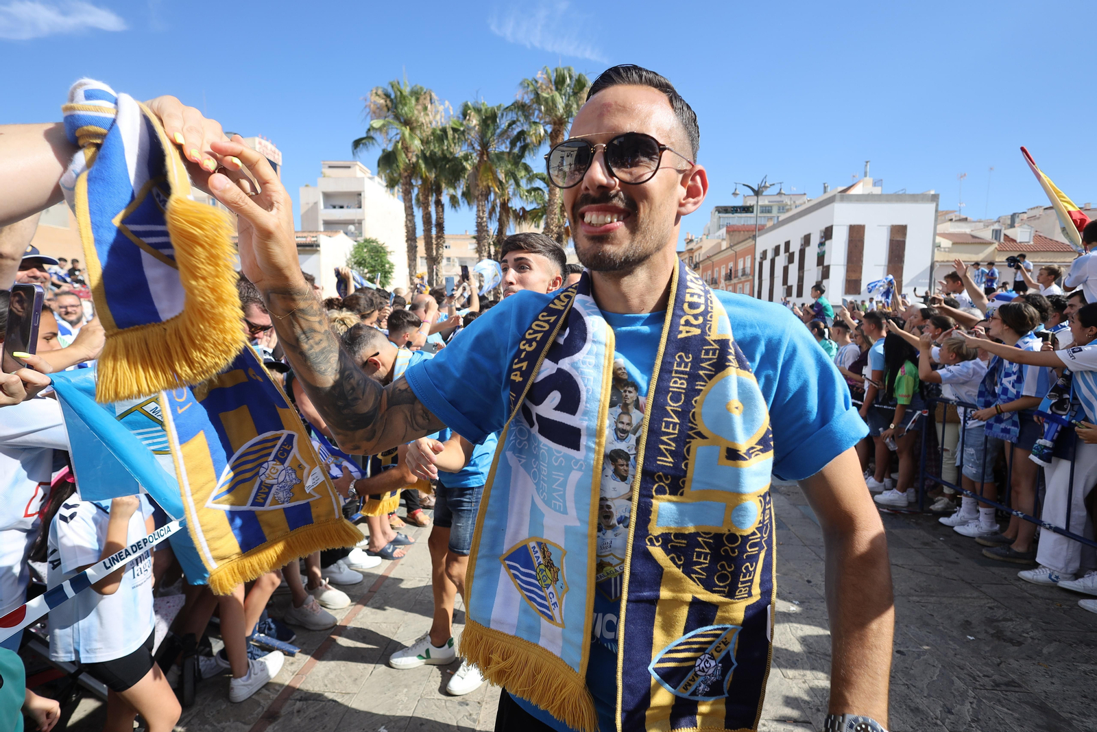 El malaguismo sale a la calle en avalancha: Las fotos de la celebración del ascenso