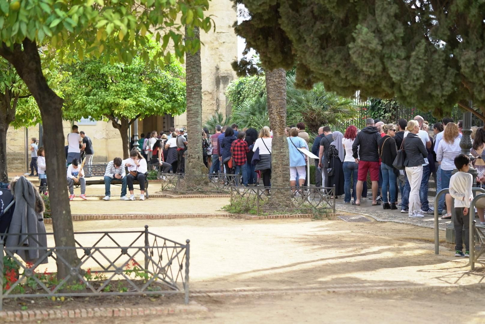Colas de visitantes para entrar en el Alcázar de Córdoba