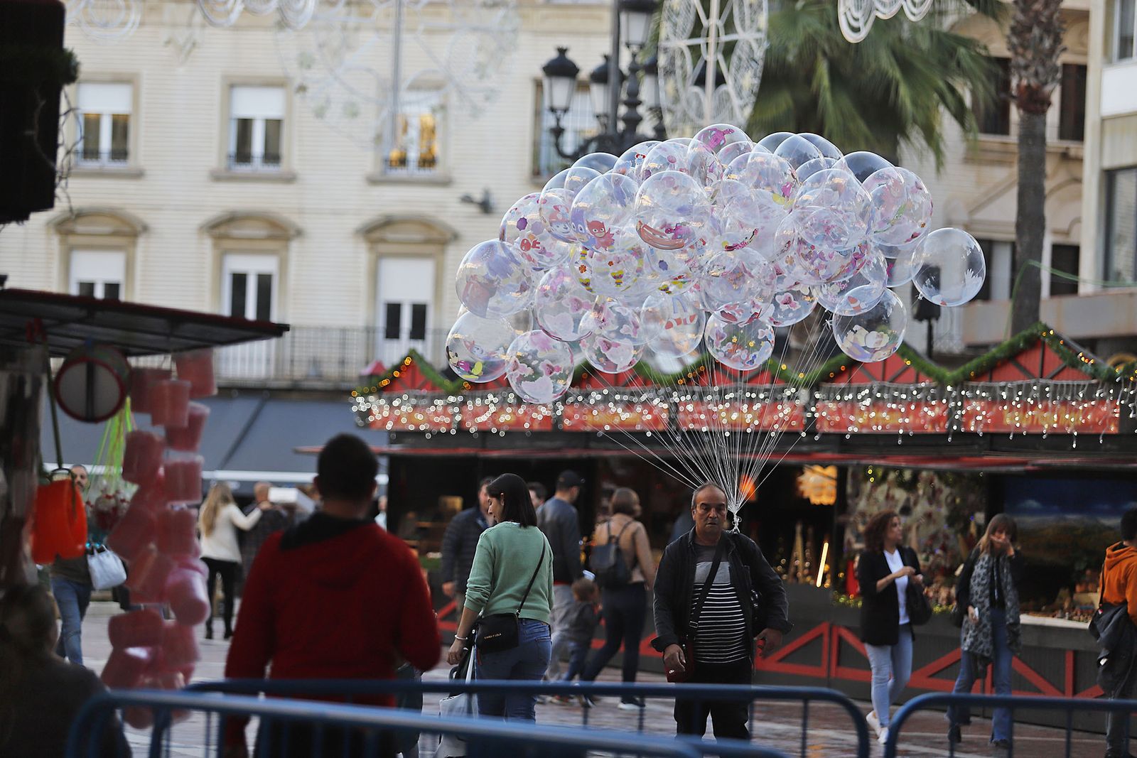 Imágenes del mercado navideño de la Plaza de Las Monjas