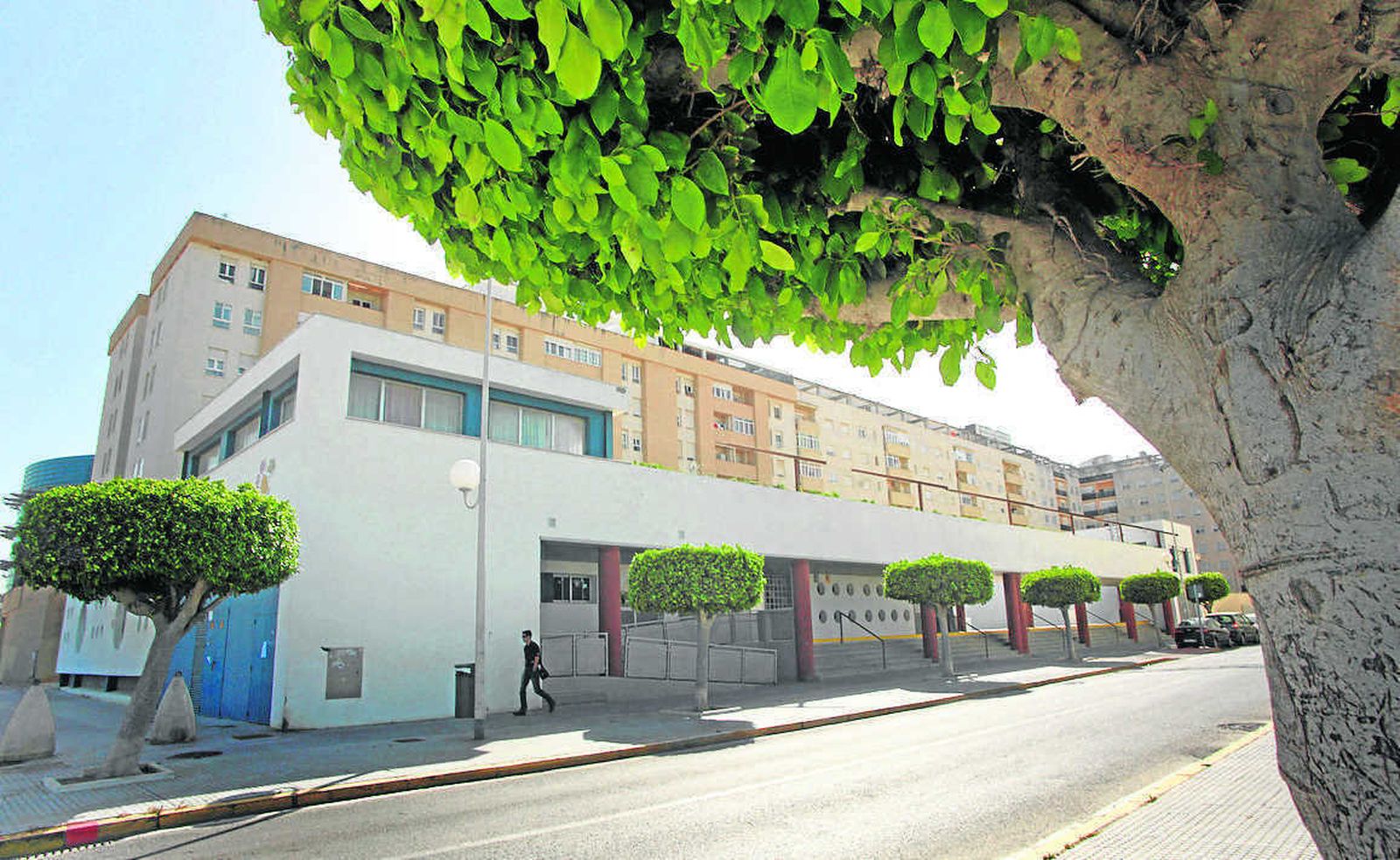 Edificio donde se encuentra la sede del barrio de Astilleros.