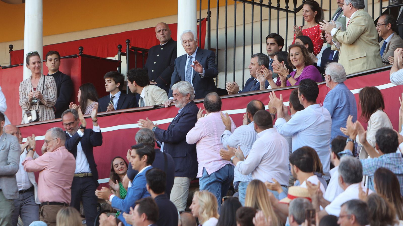 José Ruiz Muñoz le brindó a su tío abuelo, Curro Romero, y la plaza prorrumpió en la mayor ovación de la tarde.