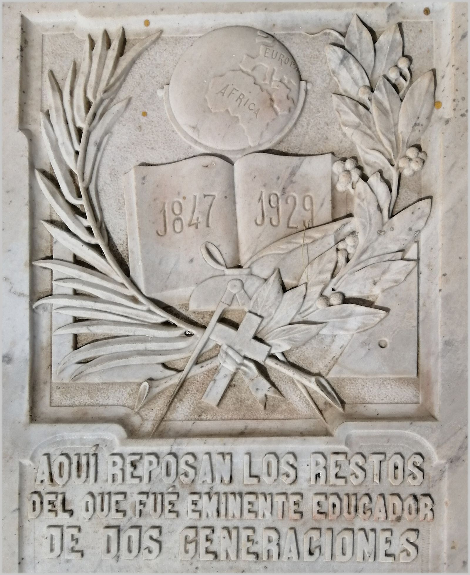 Detalle de la lápida que por suscripción de sus alumnos y amigos recuerda en el Cementerio la figura del eminente educador.