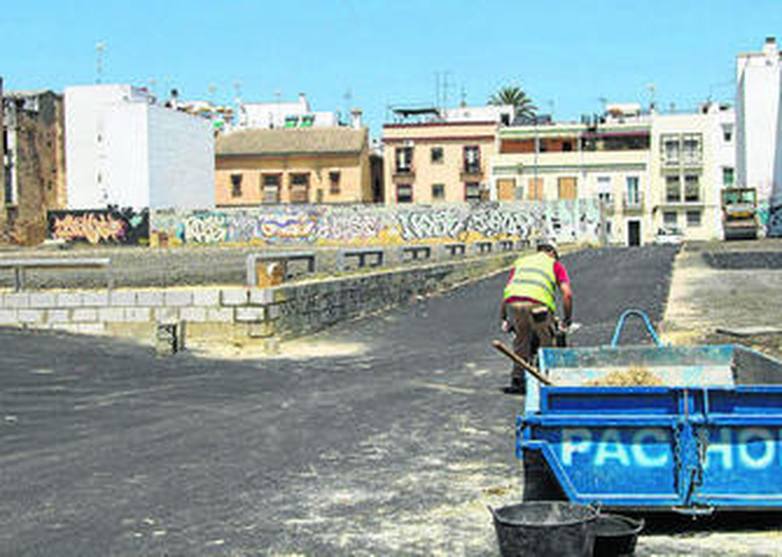 Aspecto que presentaba ayer el enorme solar del Valle que se está acondicionando con salida a la calle Sol.