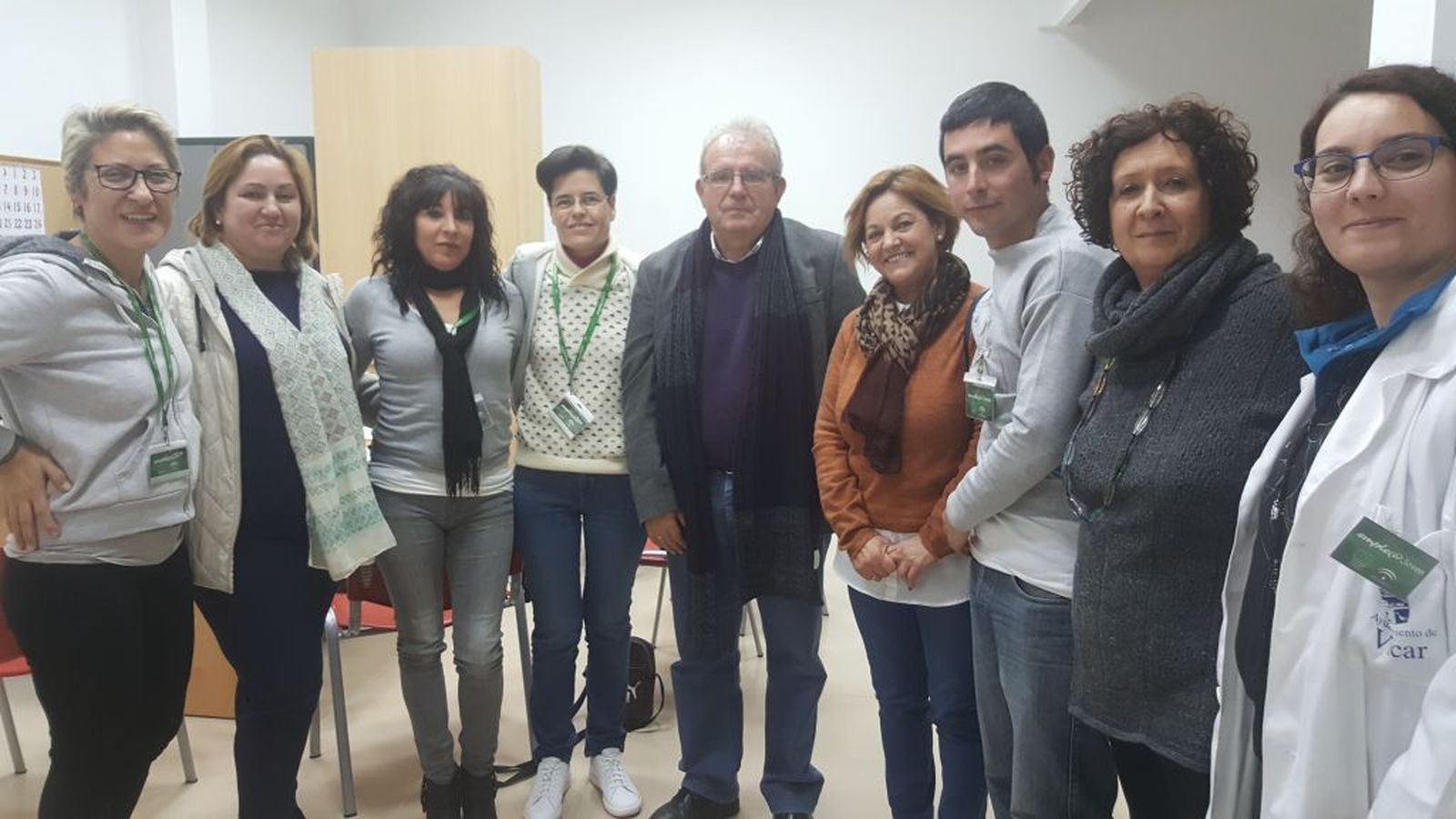 El alcalde y concejala de Bienestar Social con algunos auxiliares.