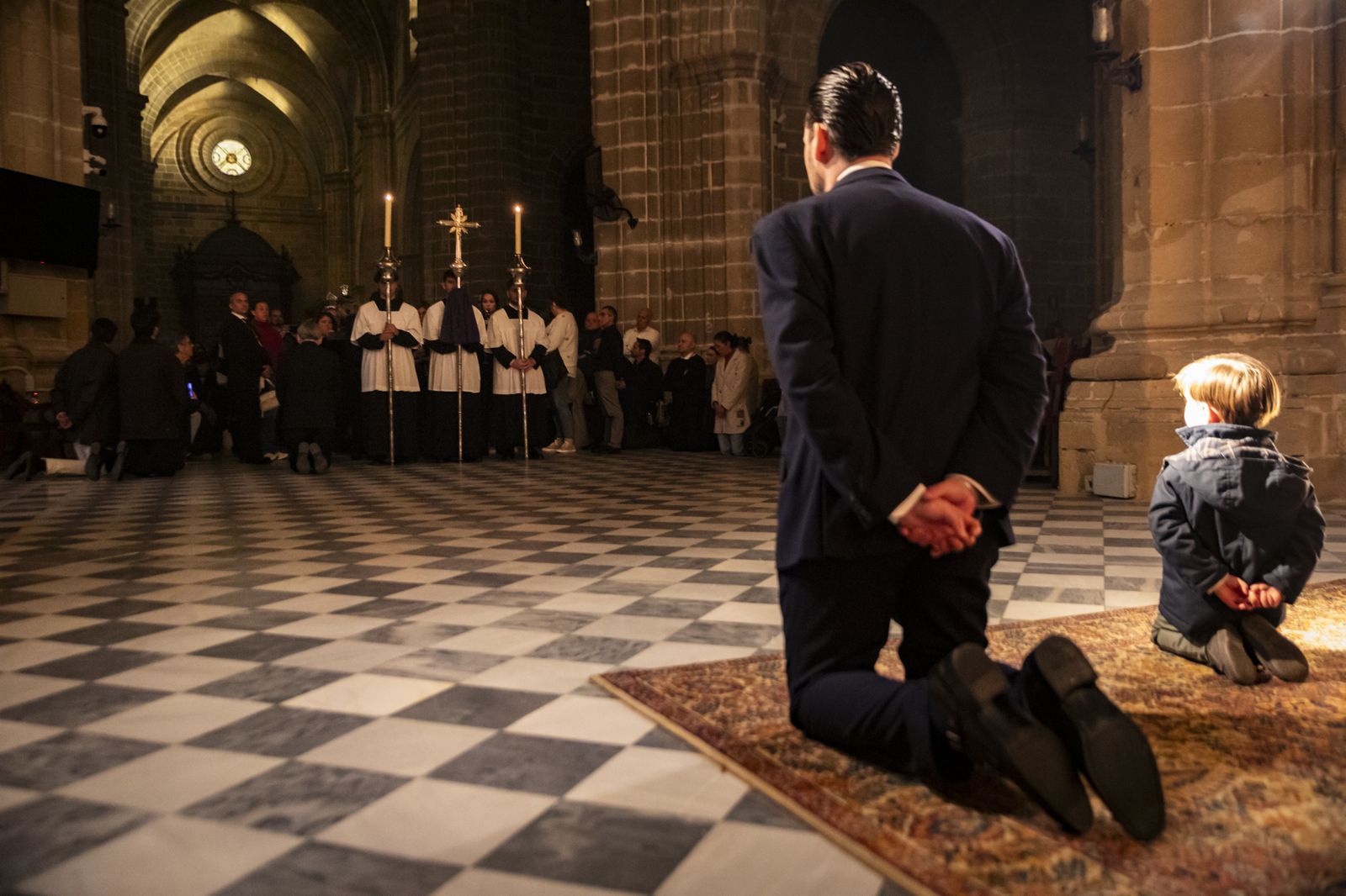 Así fue el viacrucis del Cristo de la Viga por el interior de la Catedral de Jerez
