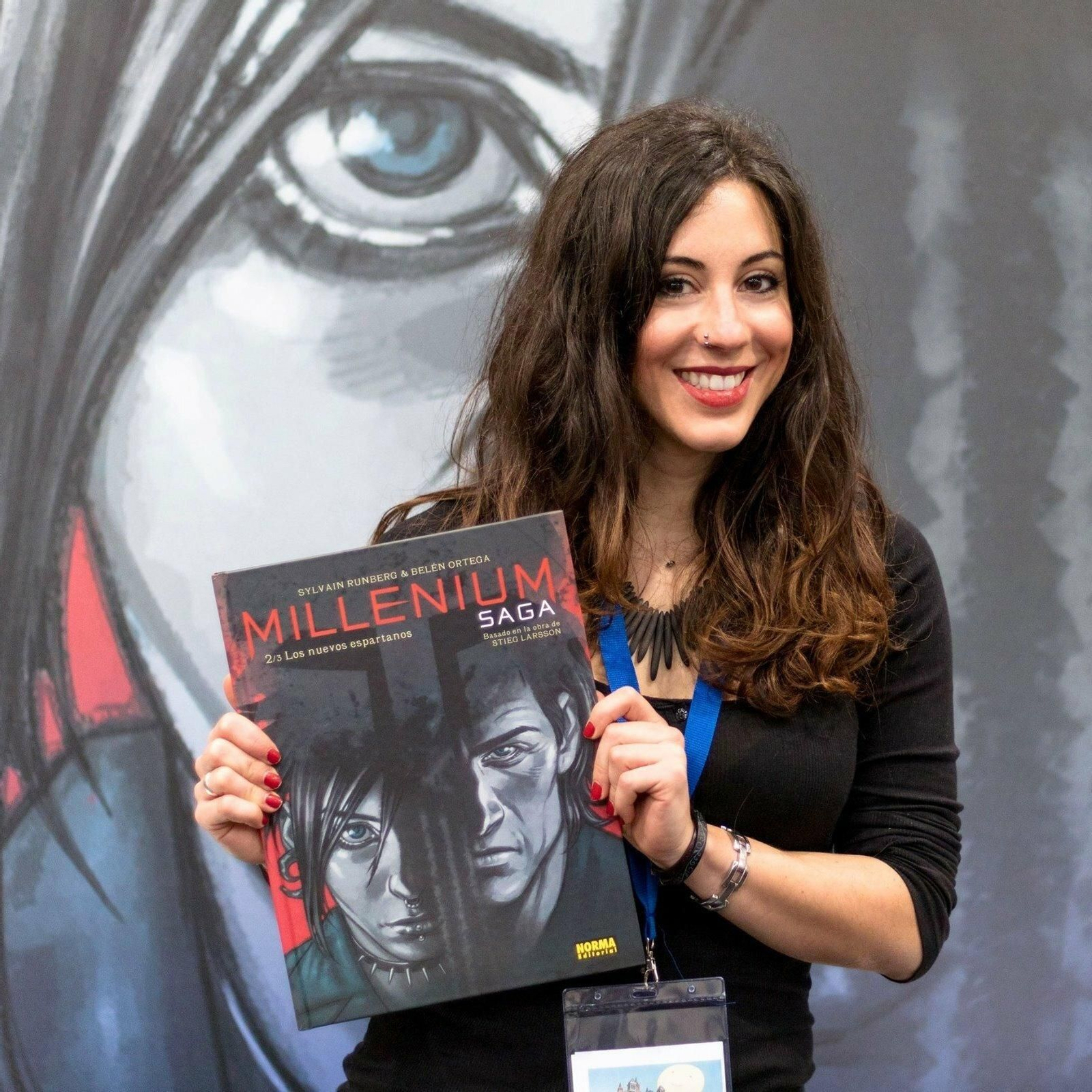 La dibujante sostiene uno de los tomos de la saga 'Millenium' en la Comic-Con de Nueva York.