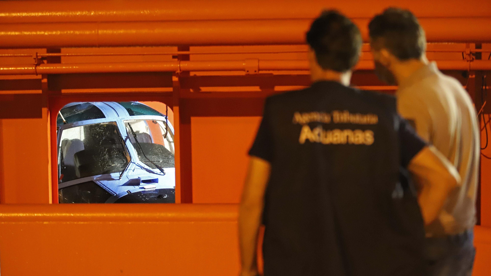 Fotos del traslado a Algeciras del helicóptero de Aduanas accidentado