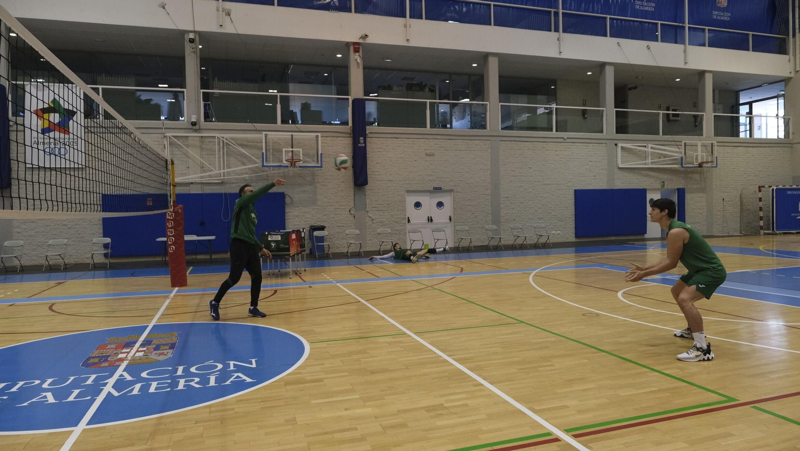 Manolo Berenguel lanza una pelota a la recepción de Asensio.