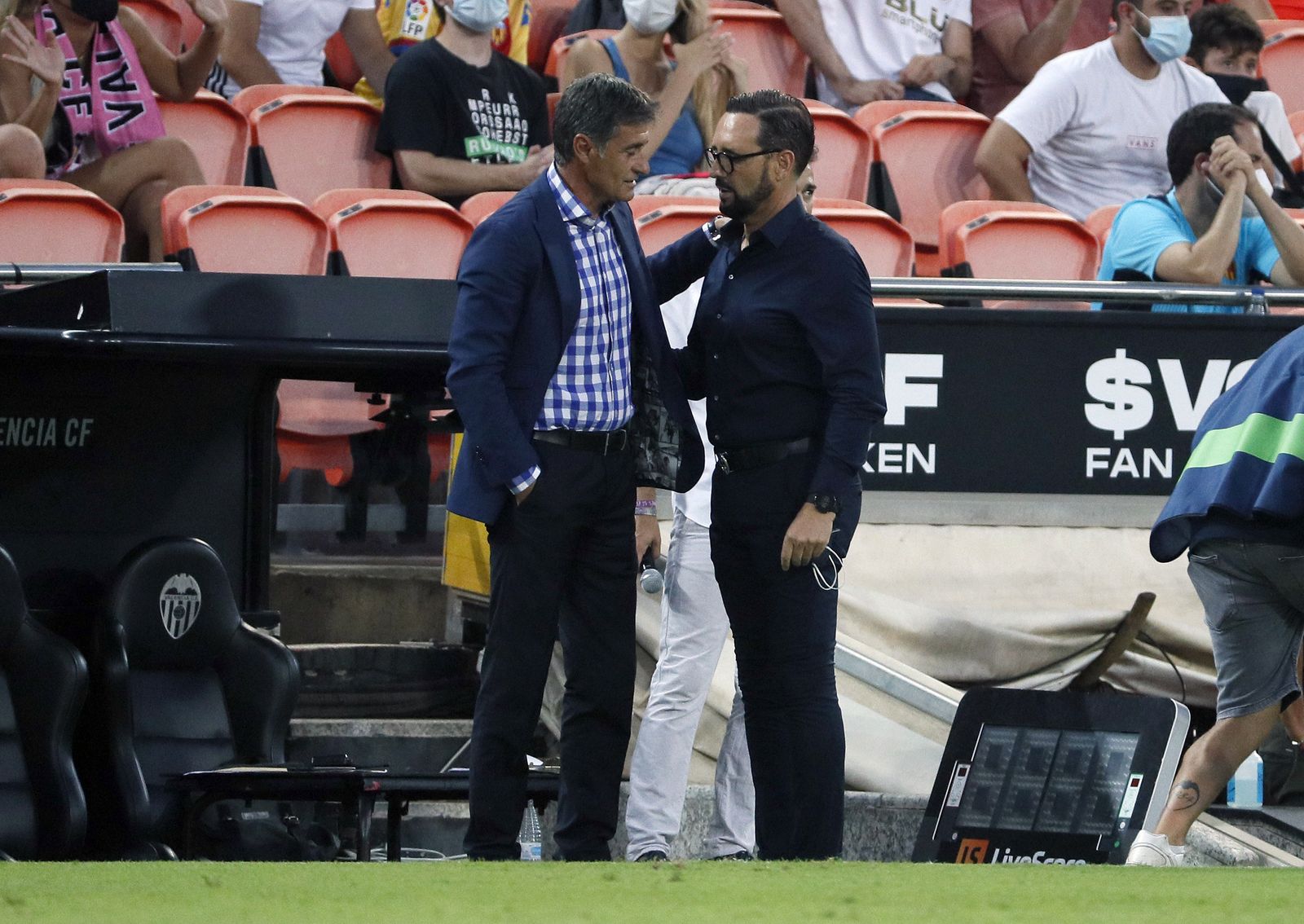 Míchel saluda a Bordalás en el partido que abrió la Liga.