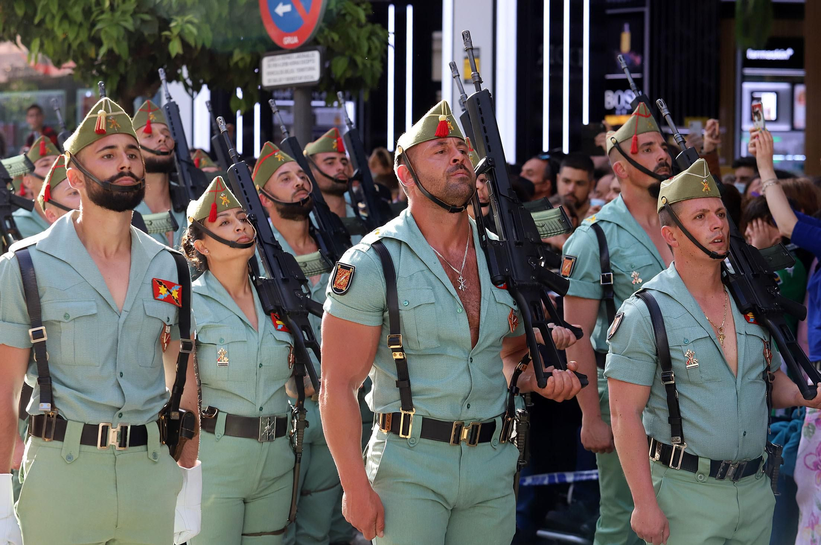 La Legión acompaña al Cristo de la Vera+Cruz en su procesión por Huelva, en imágenes